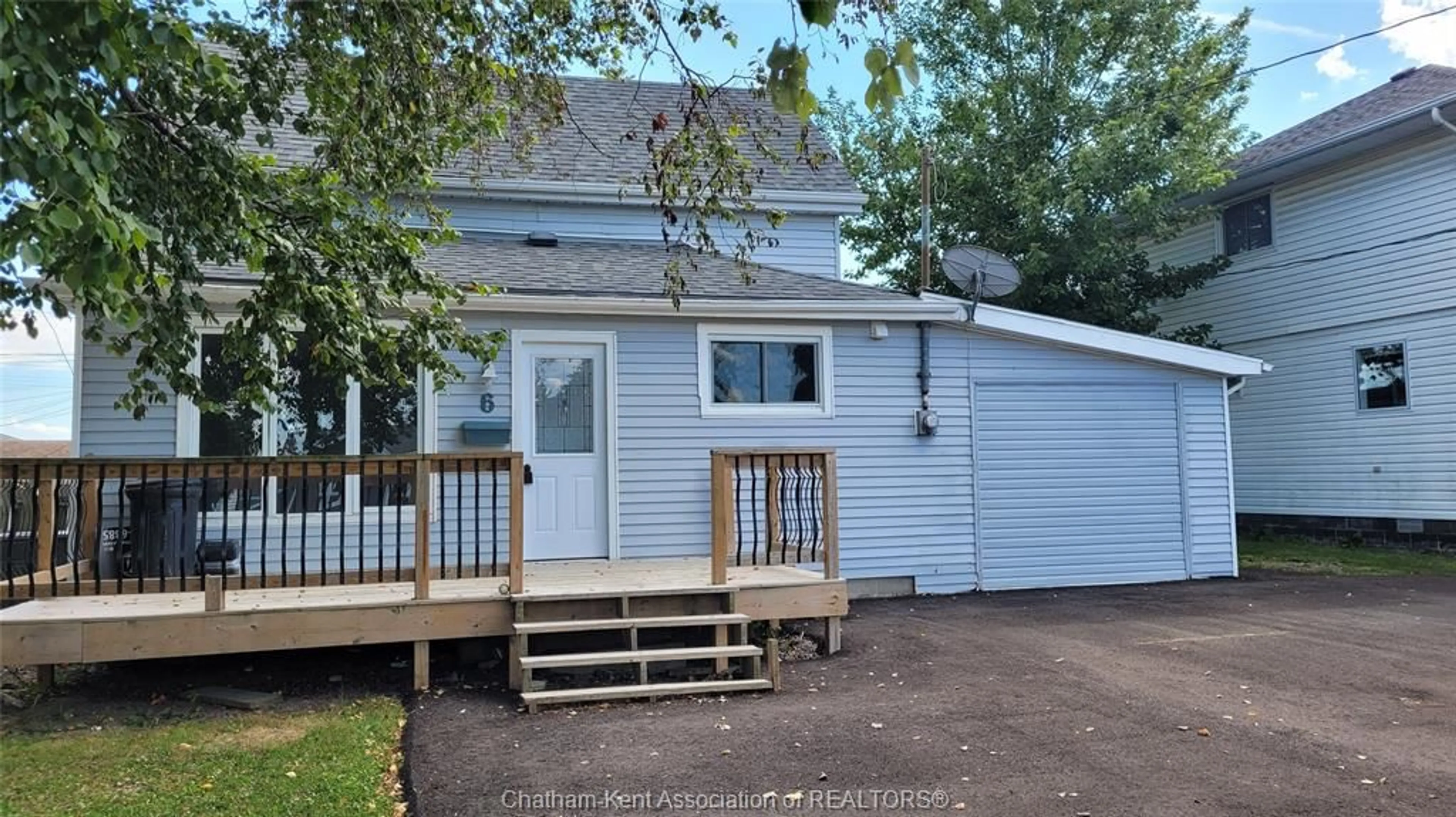 A pic from outside/outdoor area/front of a property/back of a property/a pic from drone, street for 6 Canary Cres, Wallaceburg Ontario N8A 1A5