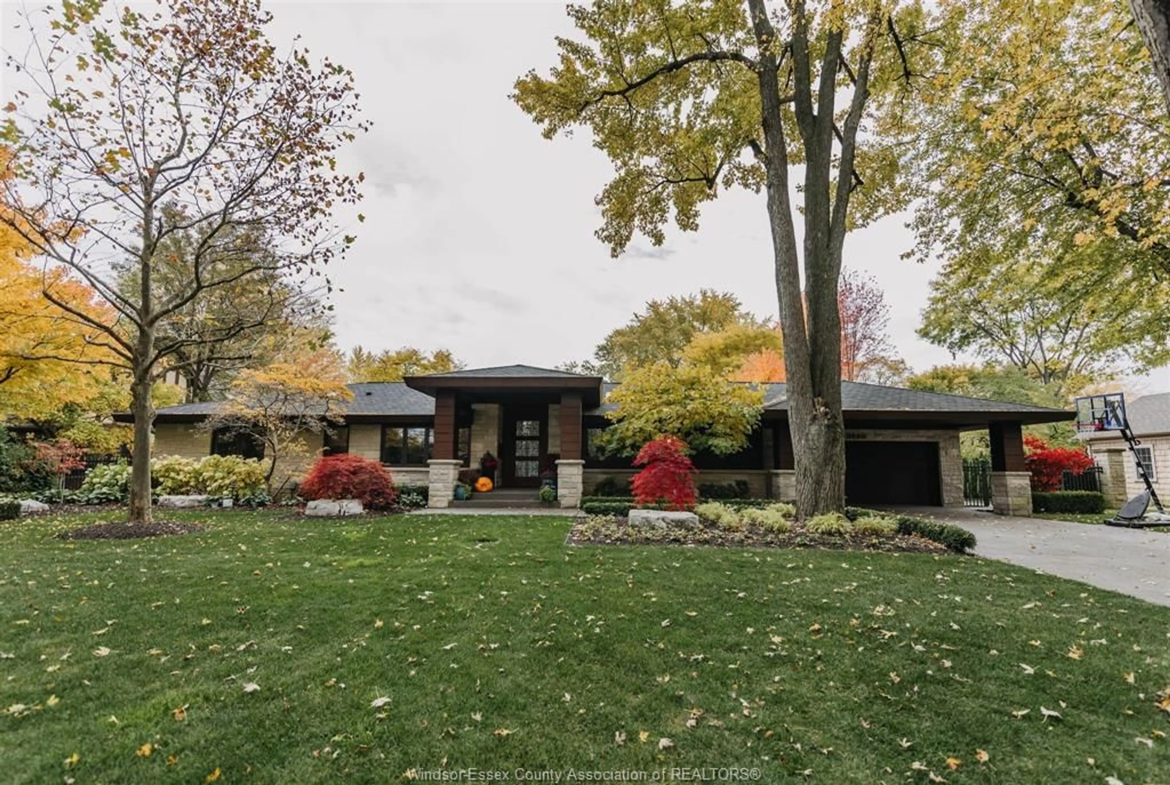 A pic from outside/outdoor area/front of a property/back of a property/a pic from drone, street for 3680 Victoria Blvd, Windsor Ontario N9E 3L5
