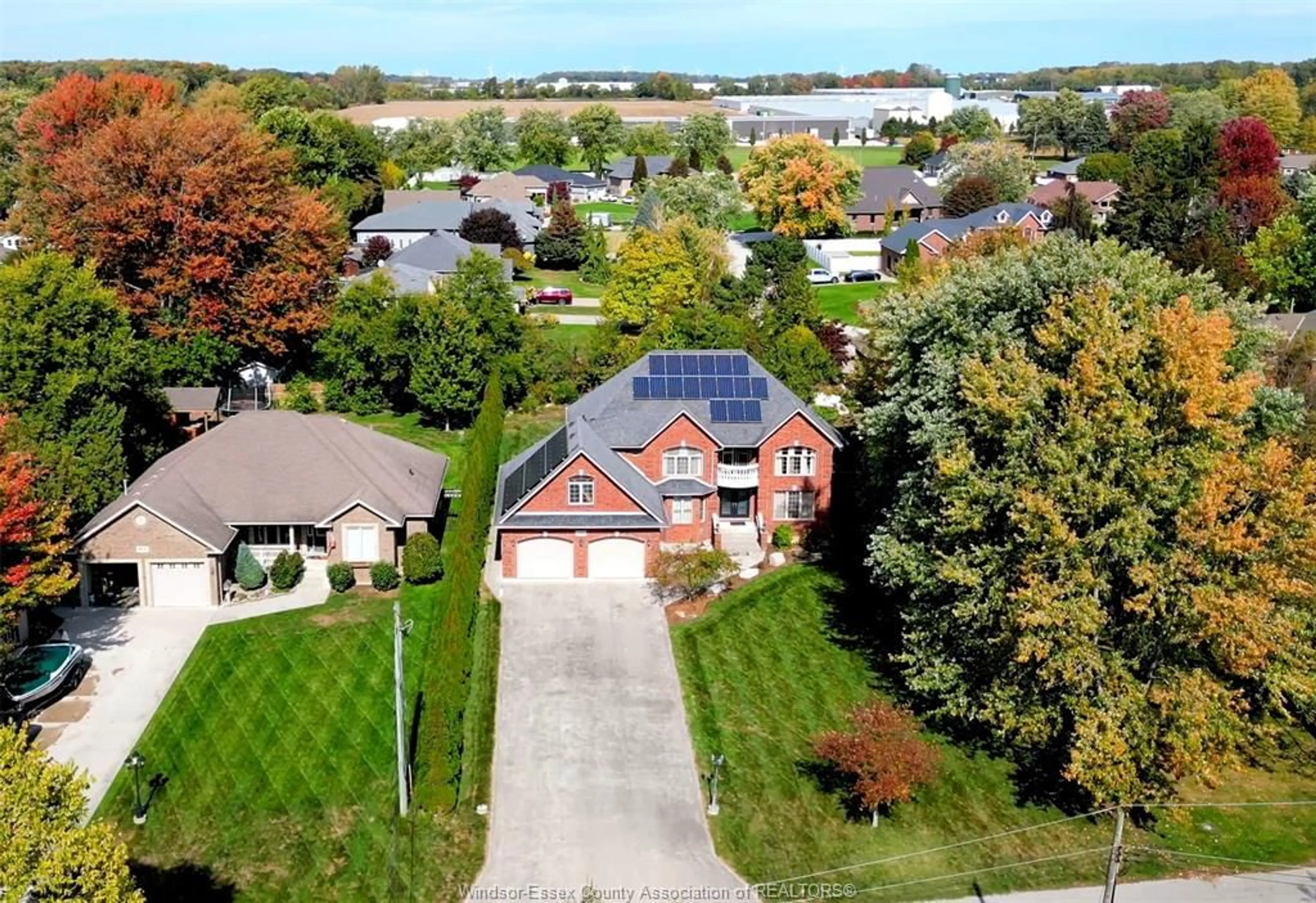A pic from outside/outdoor area/front of a property/back of a property/a pic from drone, street for 870 MCRAE Ave, Kingsville Ontario N9Y 2R8