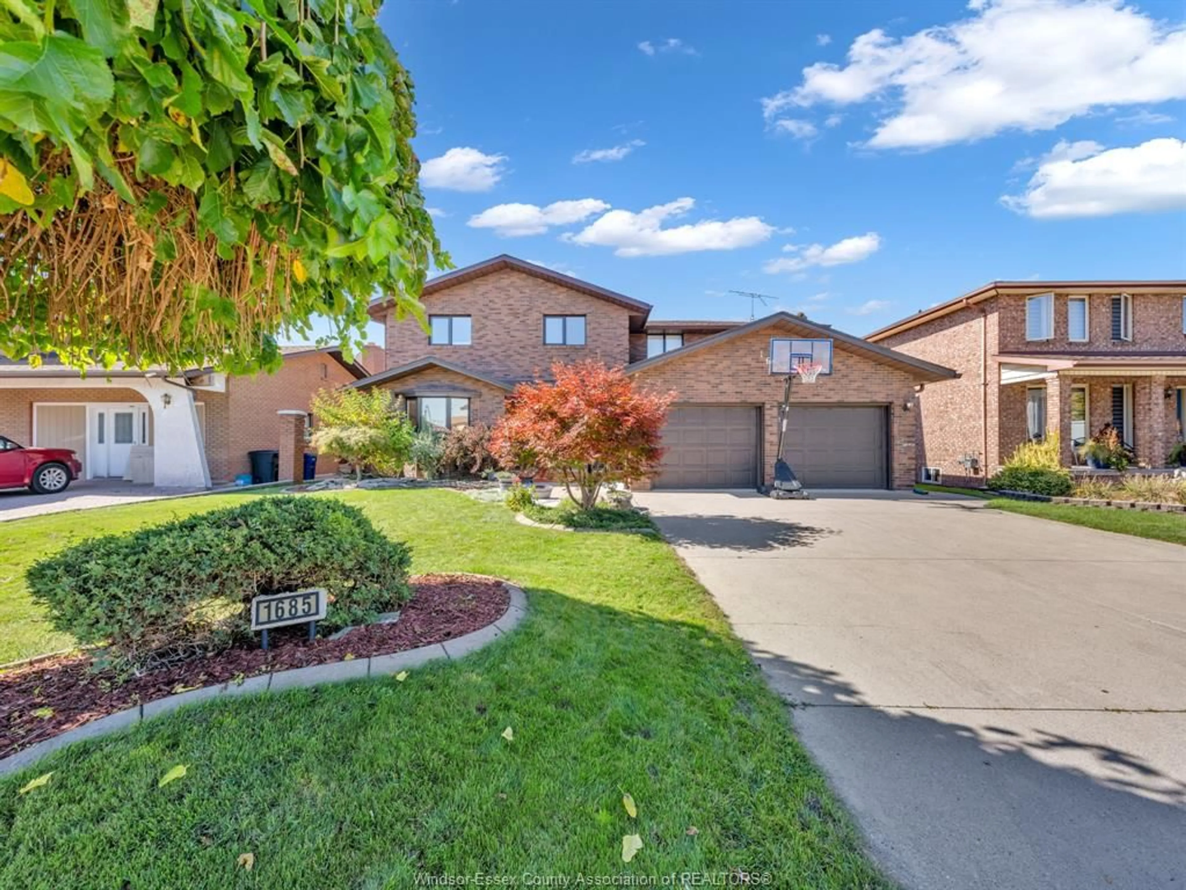 A pic from outside/outdoor area/front of a property/back of a property/a pic from drone, street for 1685 ASKIN, Windsor Ontario N9B 3S4