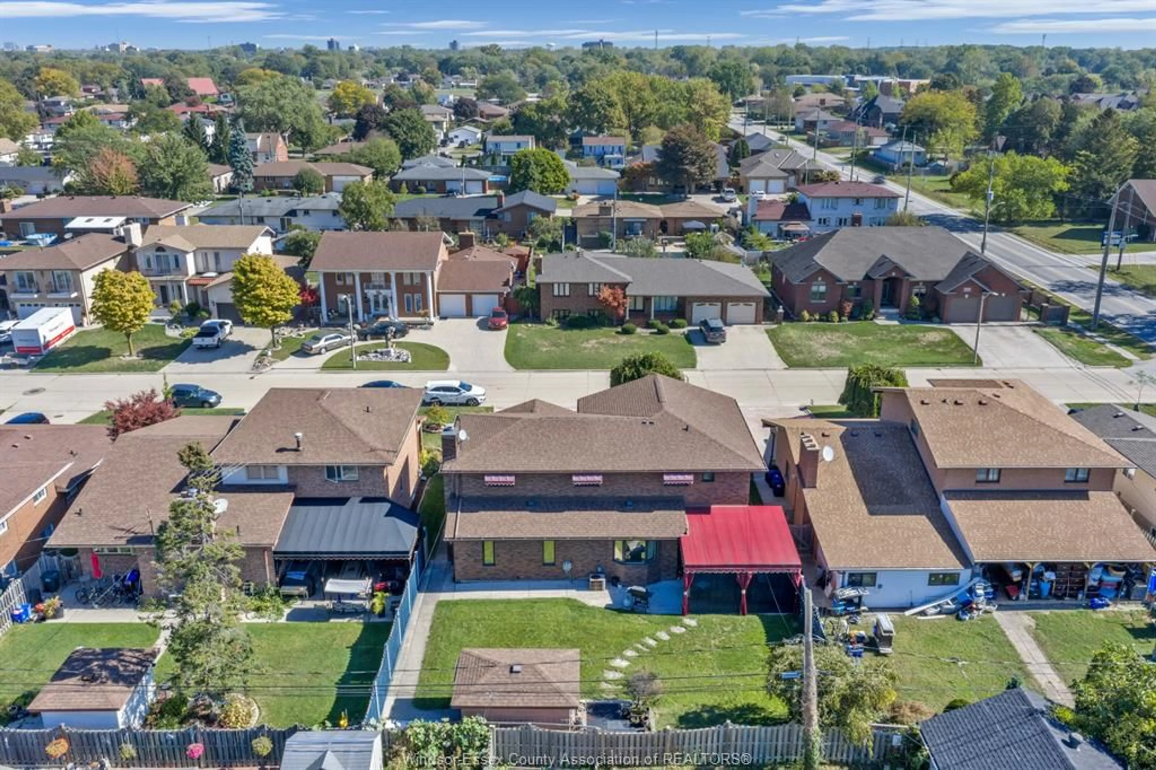 A pic from outside/outdoor area/front of a property/back of a property/a pic from drone, street for 1685 ASKIN, Windsor Ontario N9B 3S4