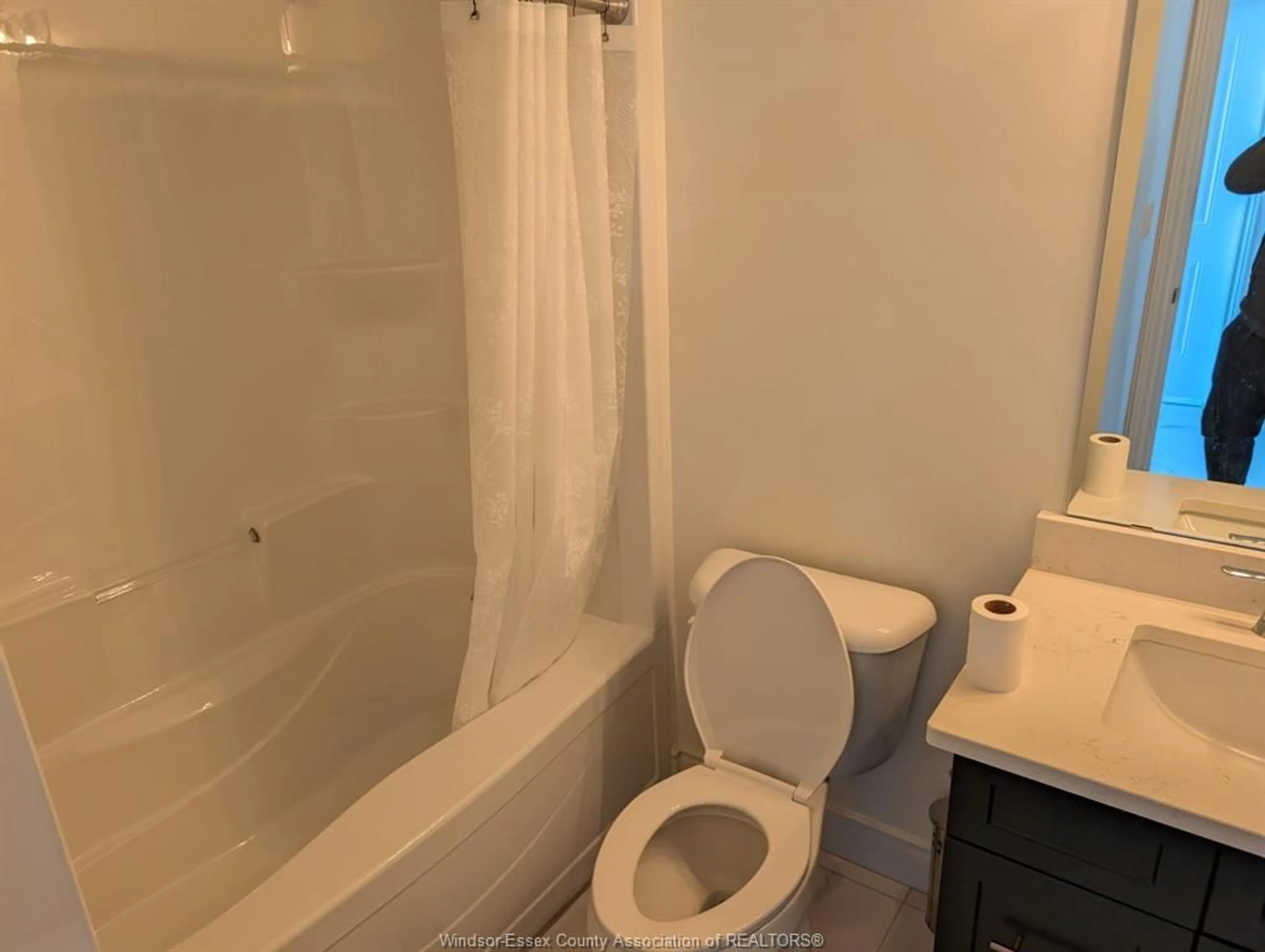 Standard bathroom, unknown for 249 LIVINGSTONE Cres, Amherstburg Ontario N9V 0H1