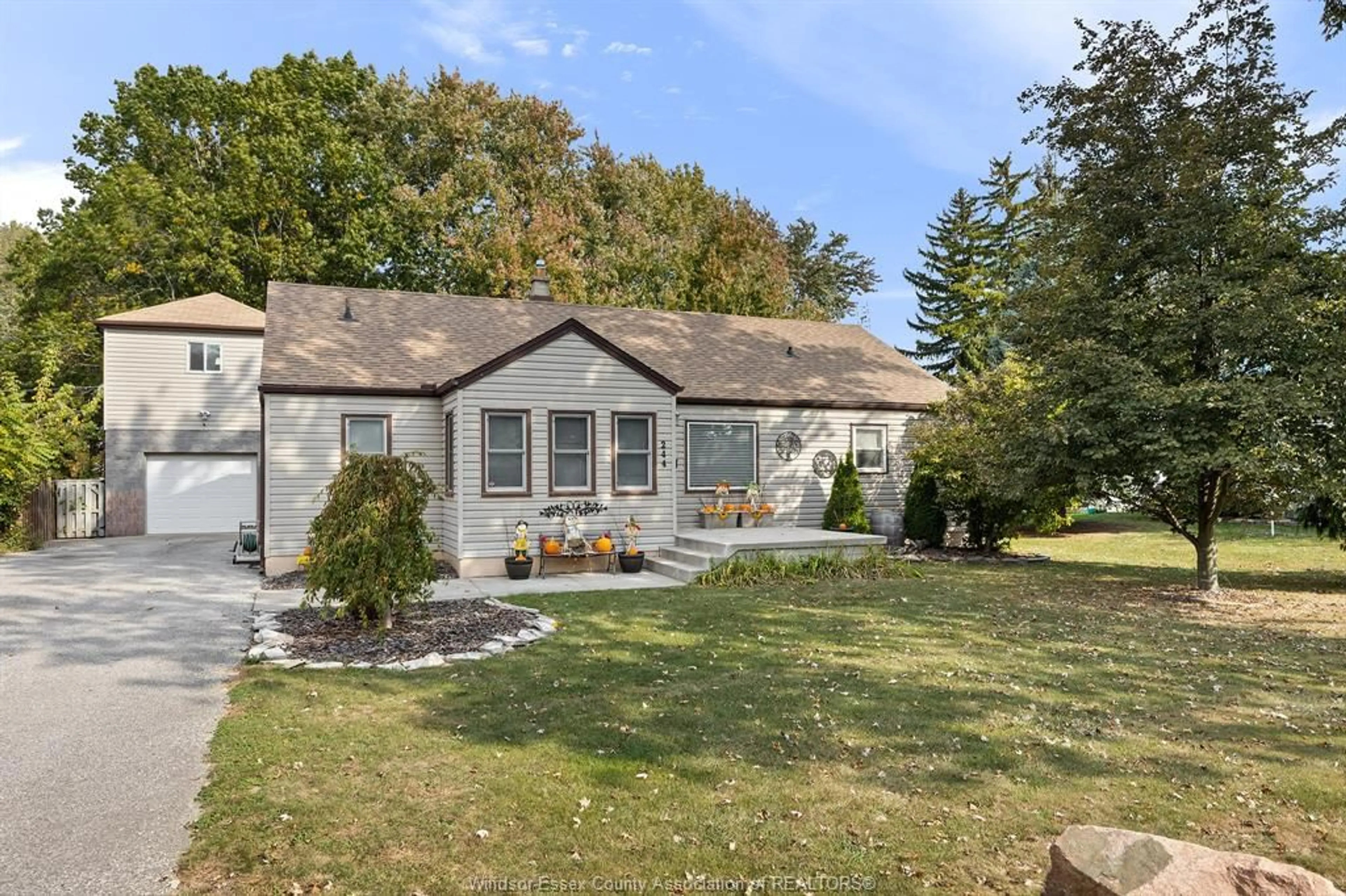 A pic from outside/outdoor area/front of a property/back of a property/a pic from drone, unknown for 244 ALMA St, Amherstburg Ontario N9V 1A7