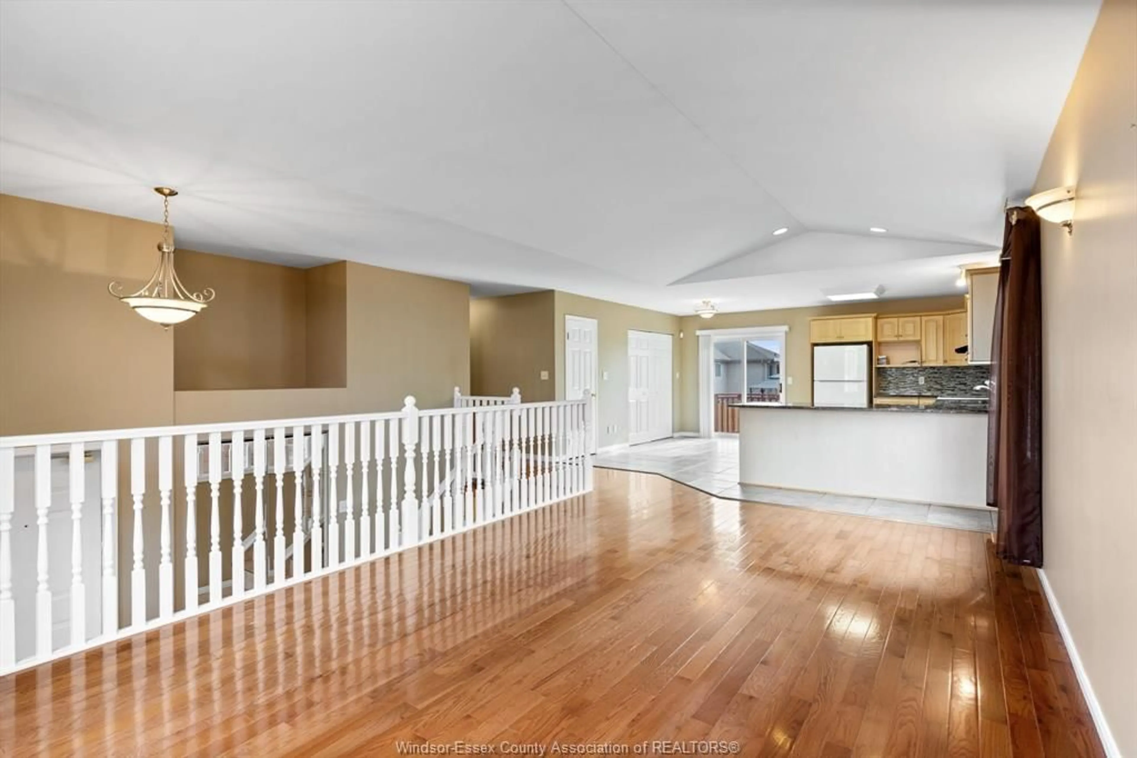 Indoor foyer for 208 GIGNAC, LaSalle Ontario N9J 3S4