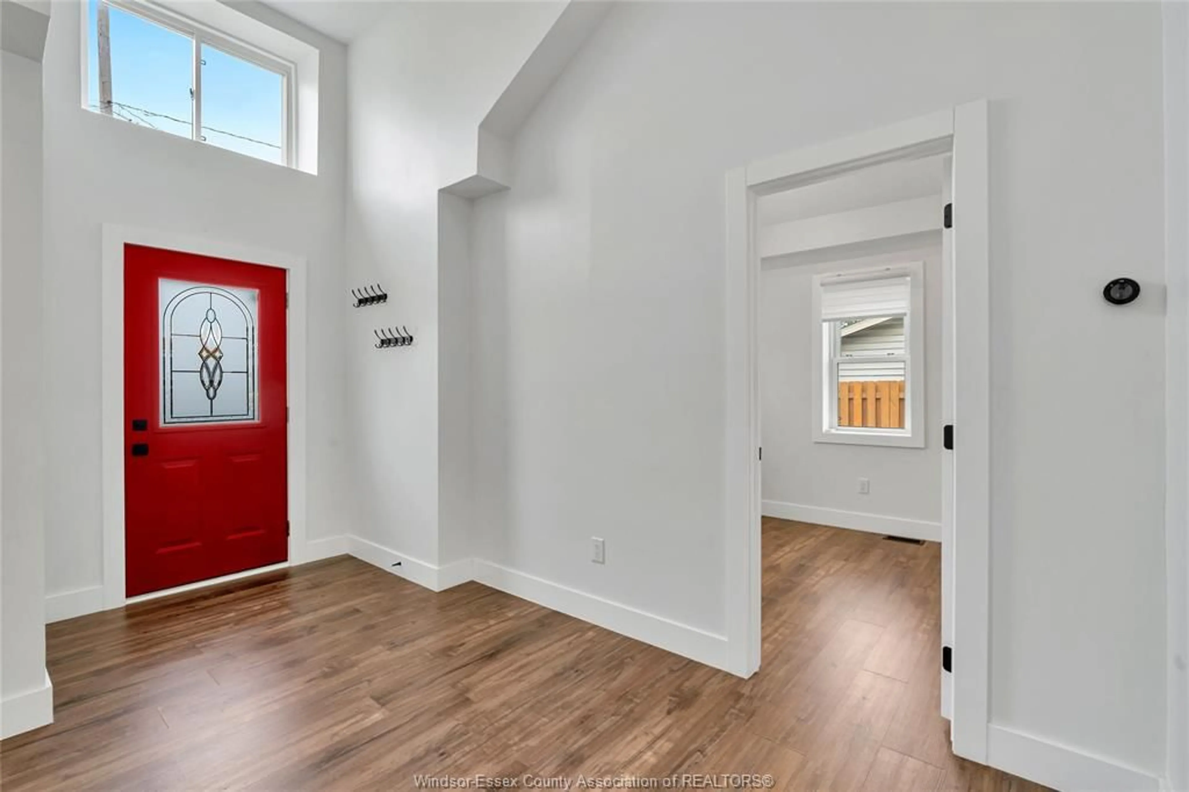 Indoor entryway for 12429 MCNORTON St, Tecumseh Ontario N8N 1J7