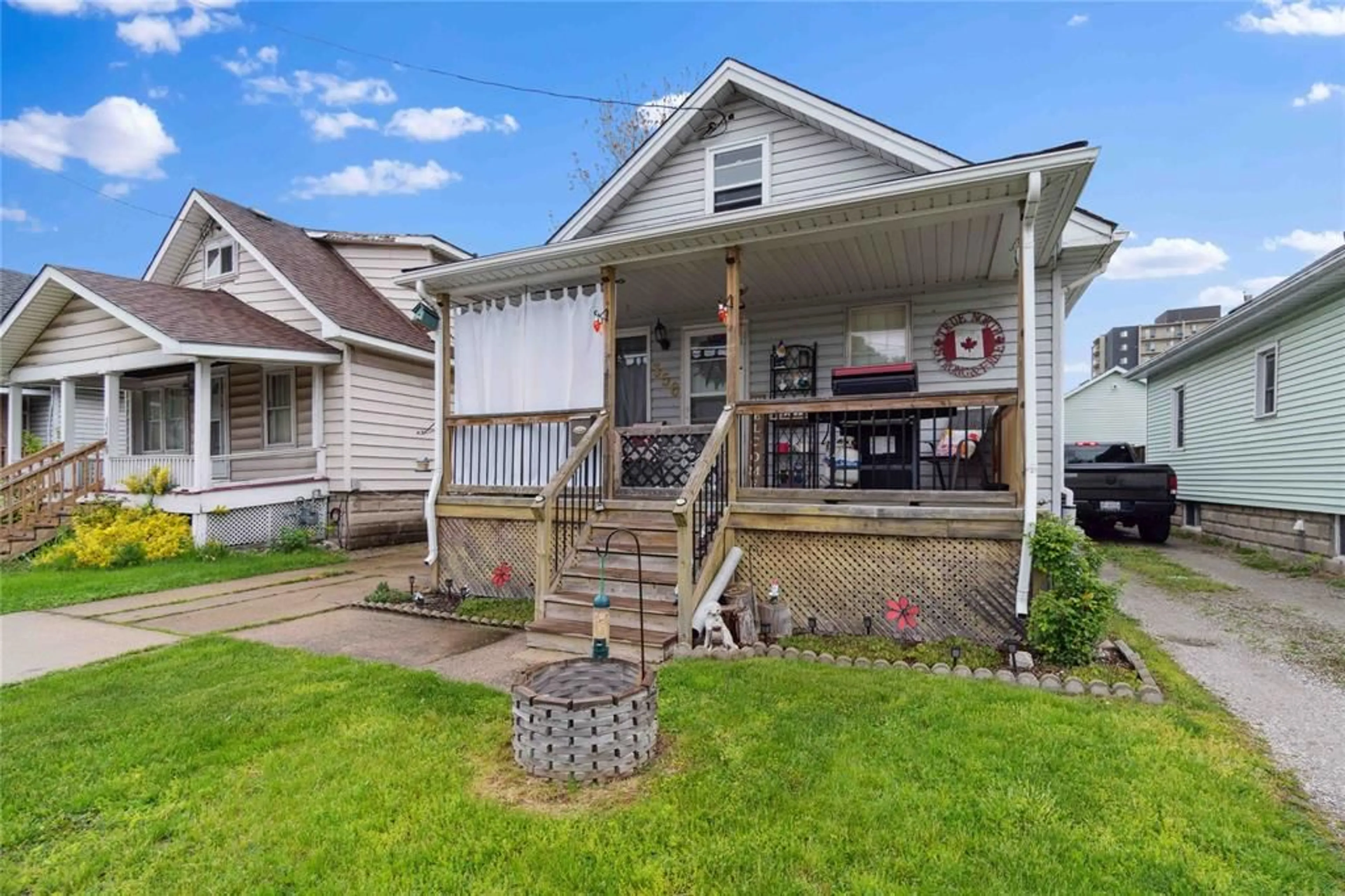 Home with vinyl exterior material, street for 356 EXMOUTH St, Sarnia Ontario N7T 5N6