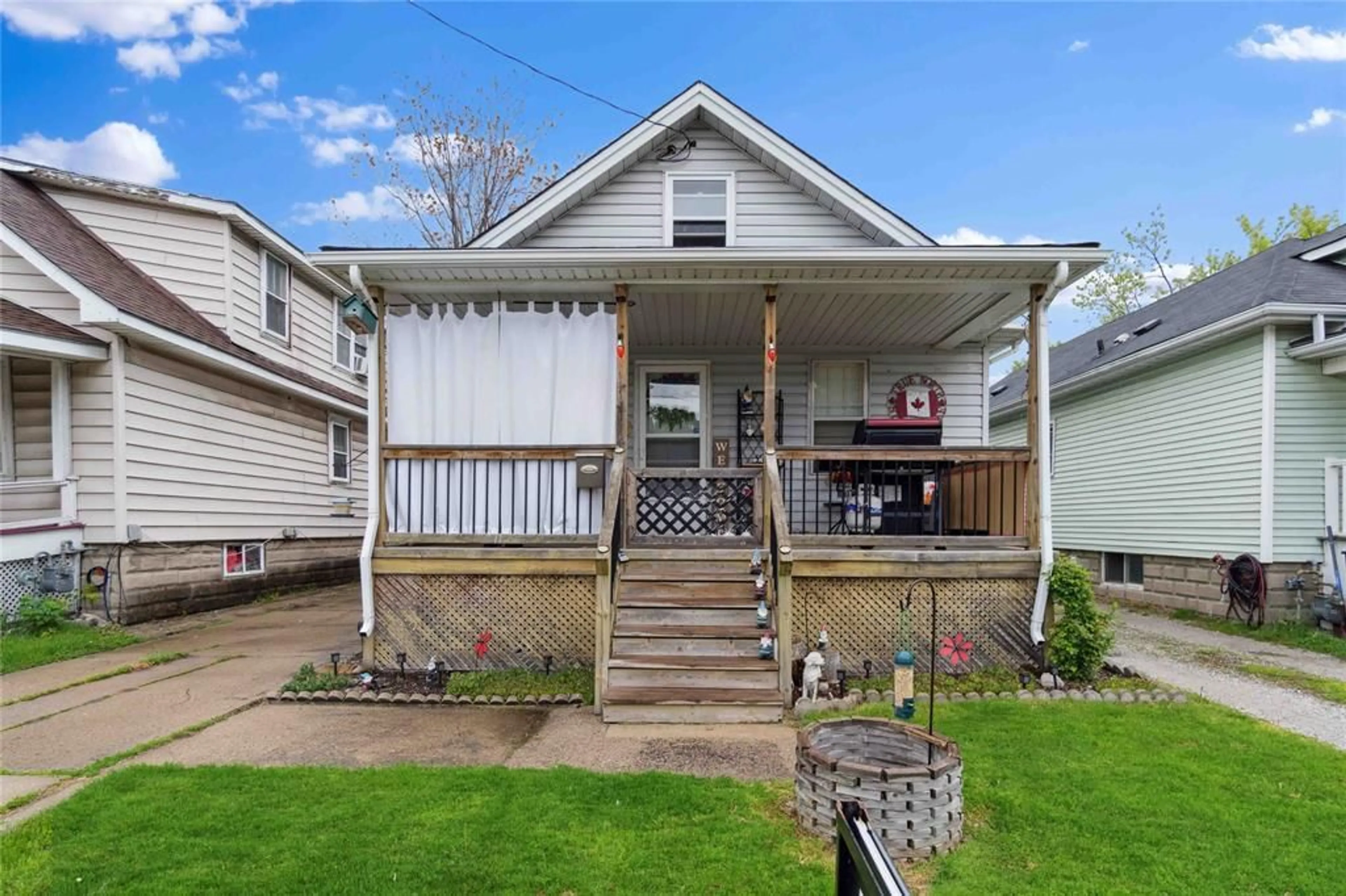Home with vinyl exterior material, street for 356 EXMOUTH St, Sarnia Ontario N7T 5N6