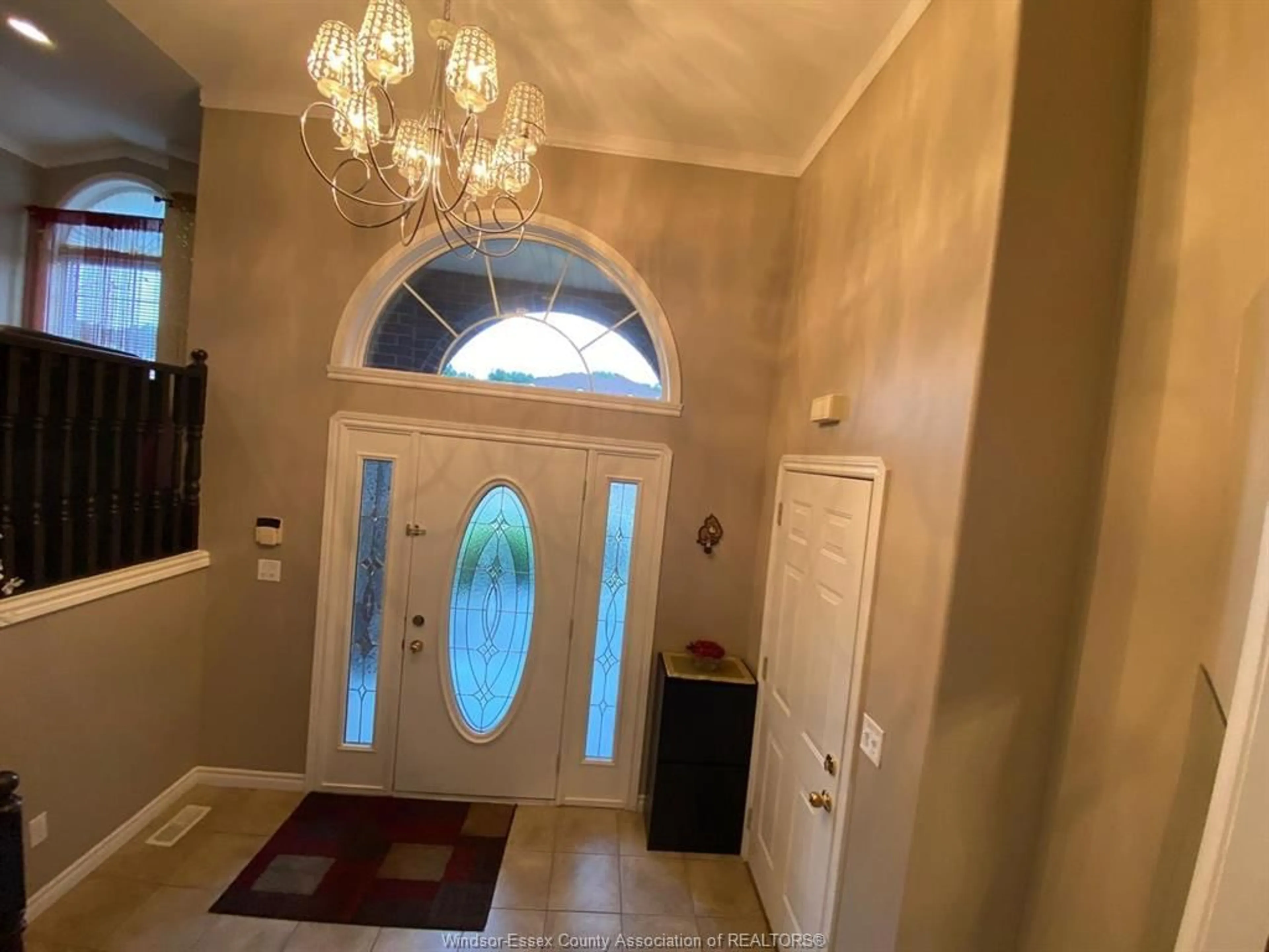 Indoor entryway for 722 NEWPORT Cres, Windsor Ontario N9E 4Z6