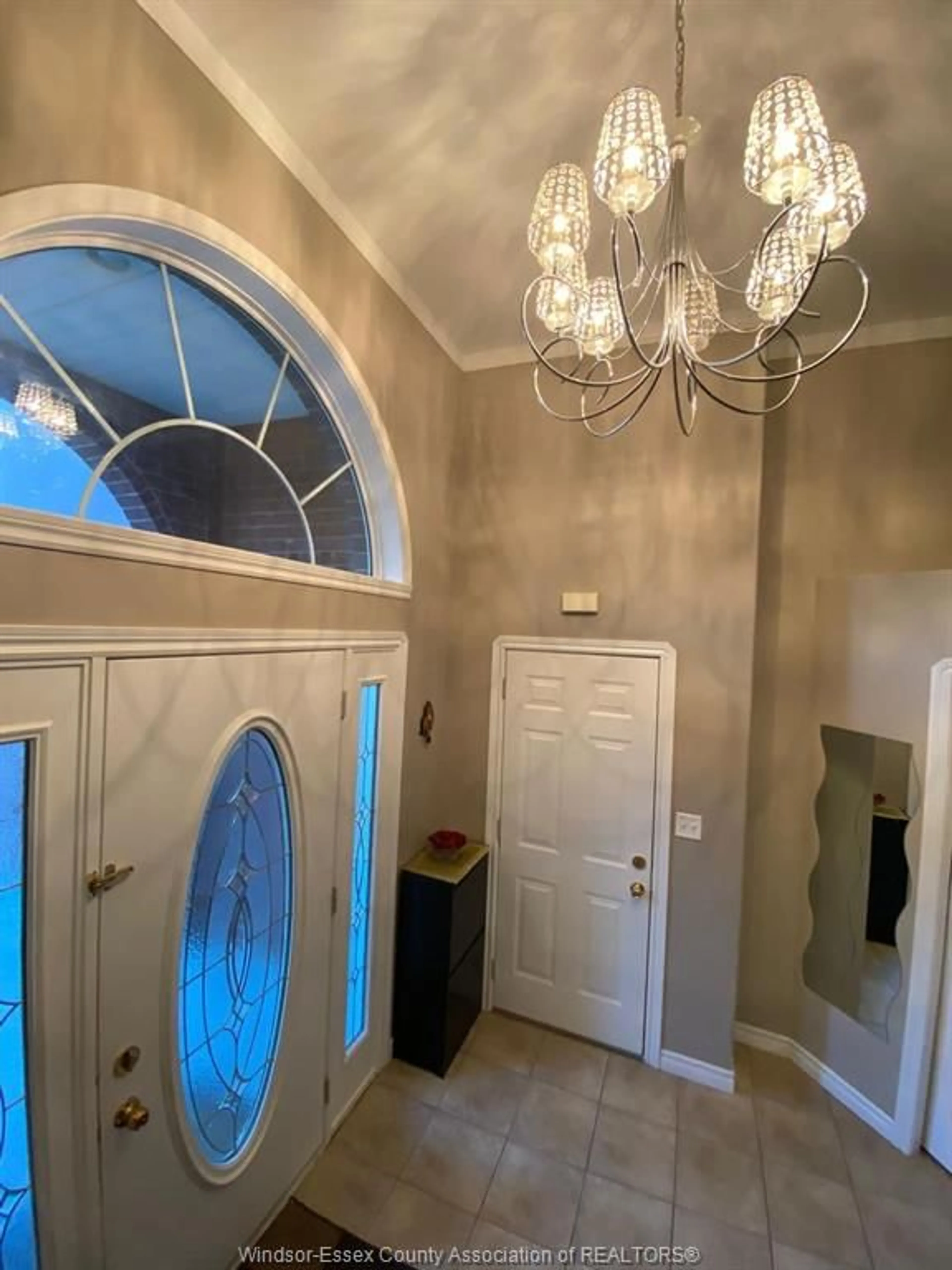 Indoor entryway for 722 NEWPORT Cres, Windsor Ontario N9E 4Z6