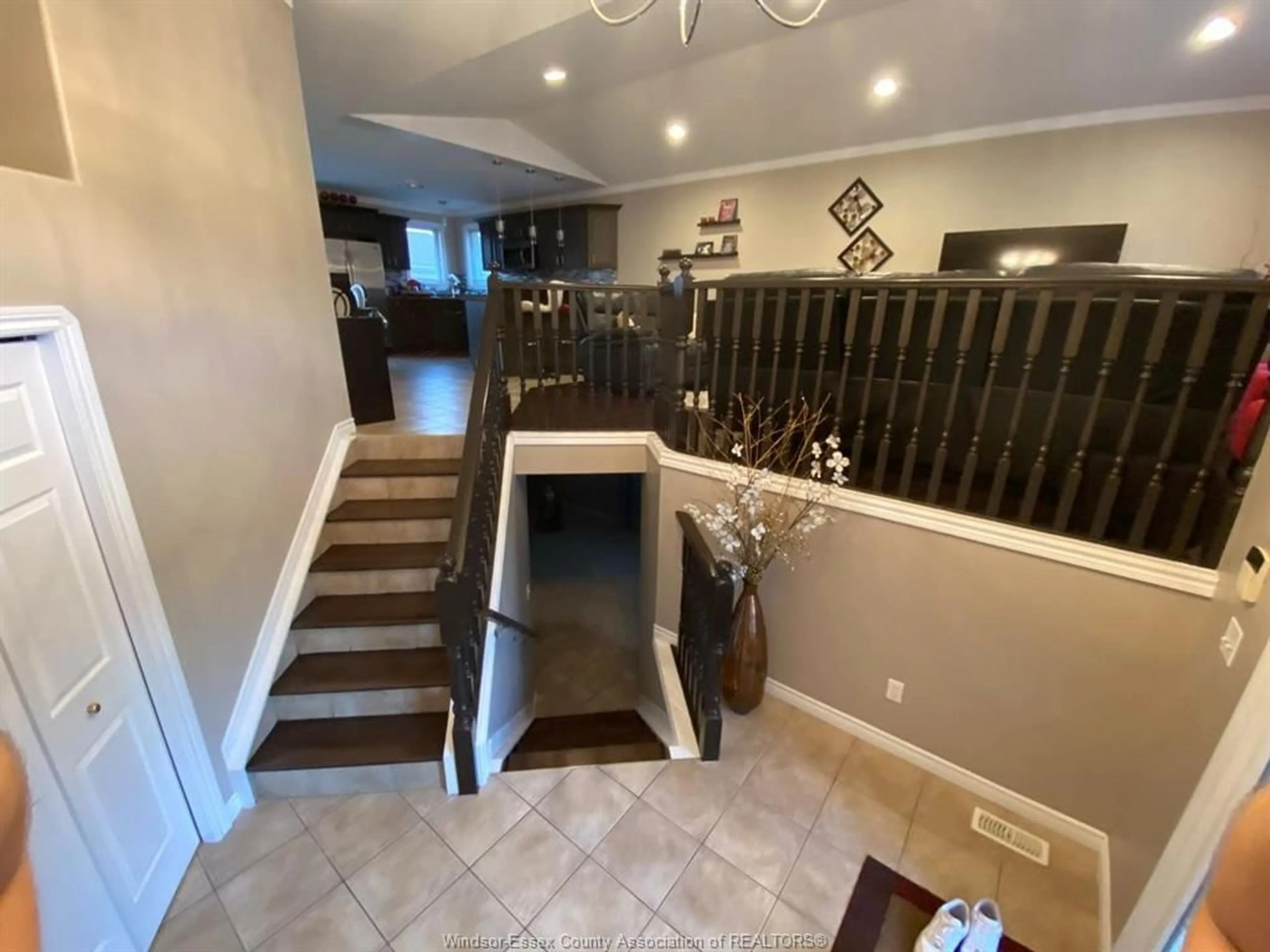 Indoor foyer for 722 NEWPORT Cres, Windsor Ontario N9E 4Z6