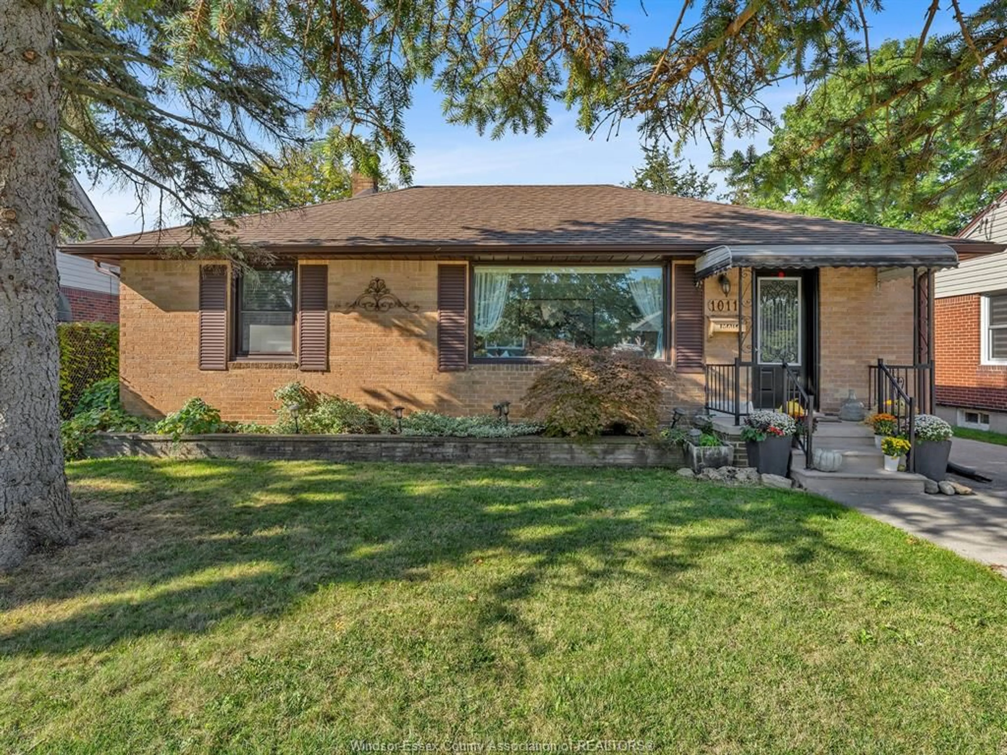 Home with brick exterior material, street for 1011 ISABELLE Pl, Windsor Ontario N8S 3B1