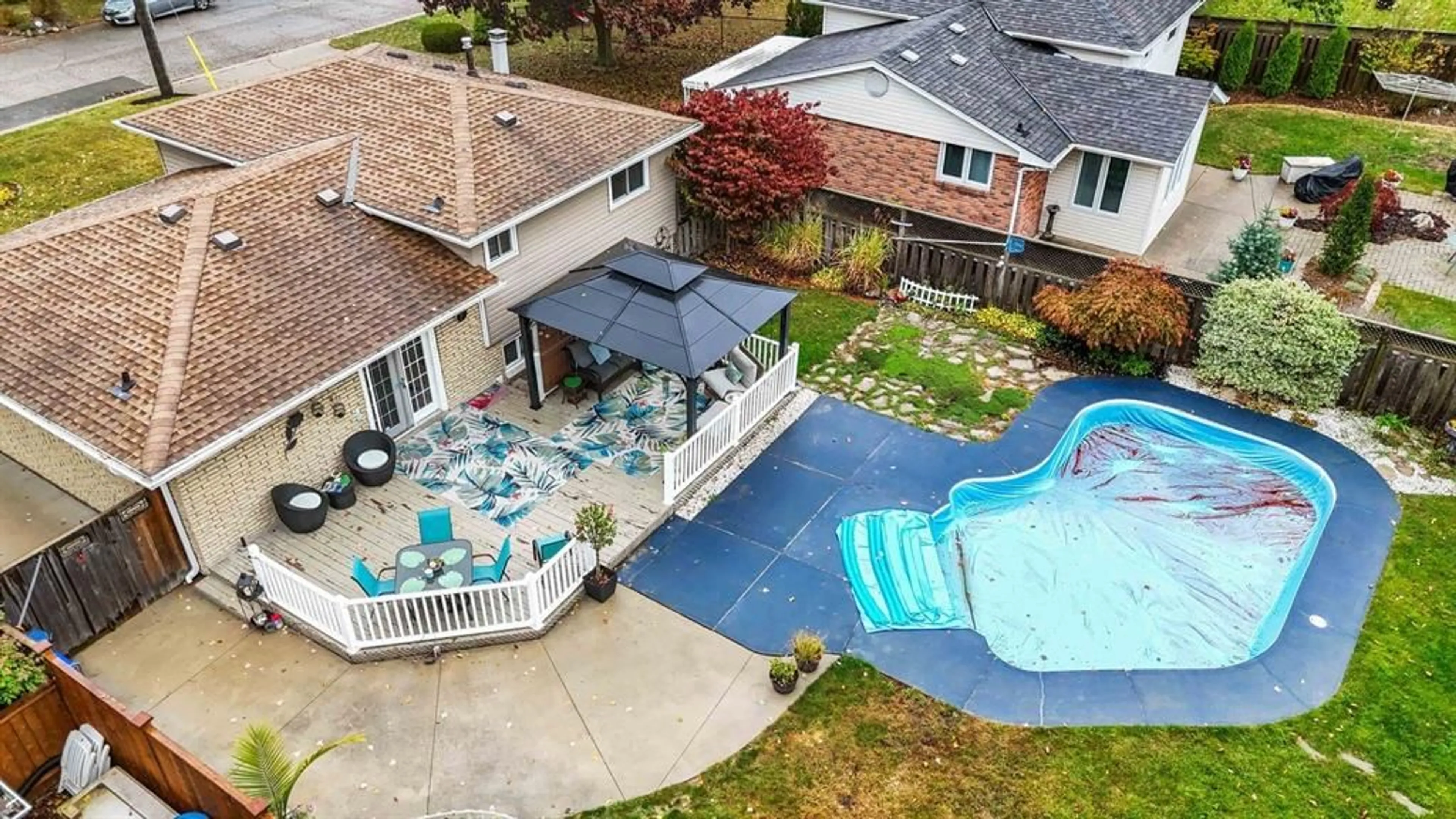 A pic from outside/outdoor area/front of a property/back of a property/a pic from drone, unknown for 1728 Dell Ave, Sarnia Ontario N7S 3R6