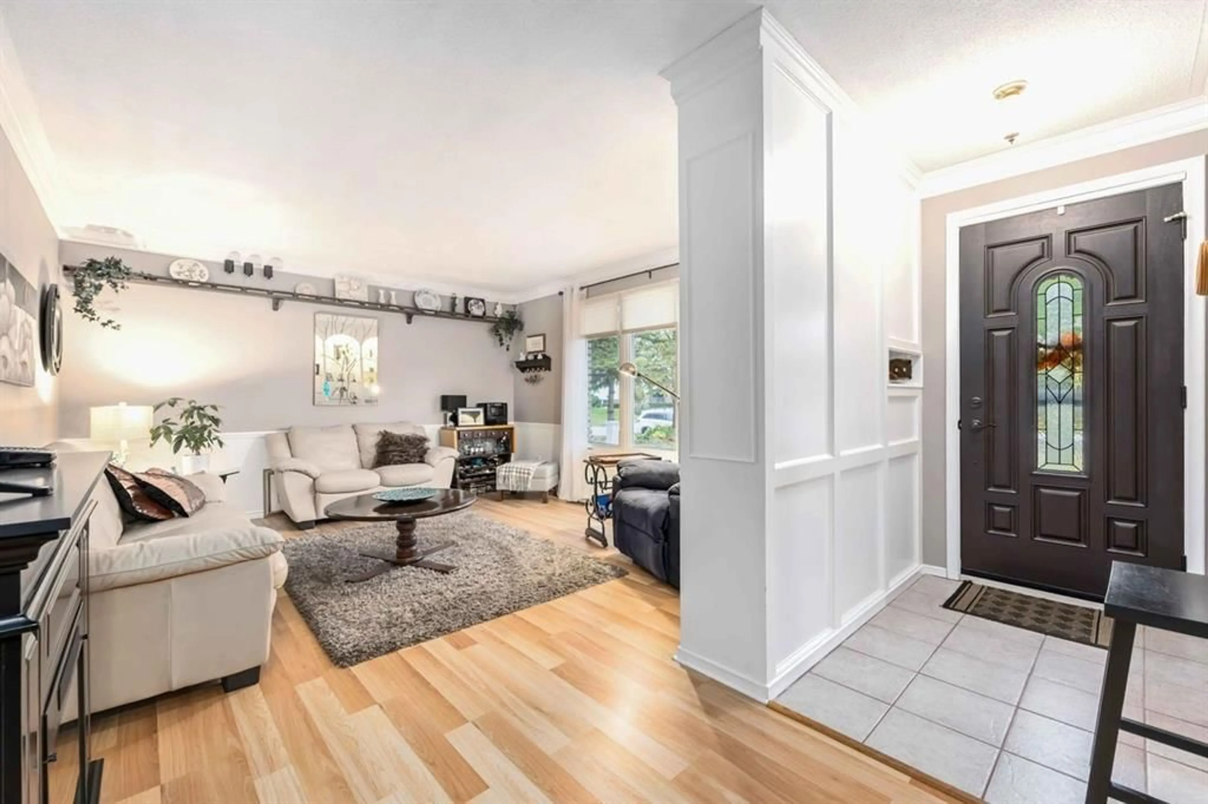 Indoor entryway for 1728 Dell Ave, Sarnia Ontario N7S 3R6