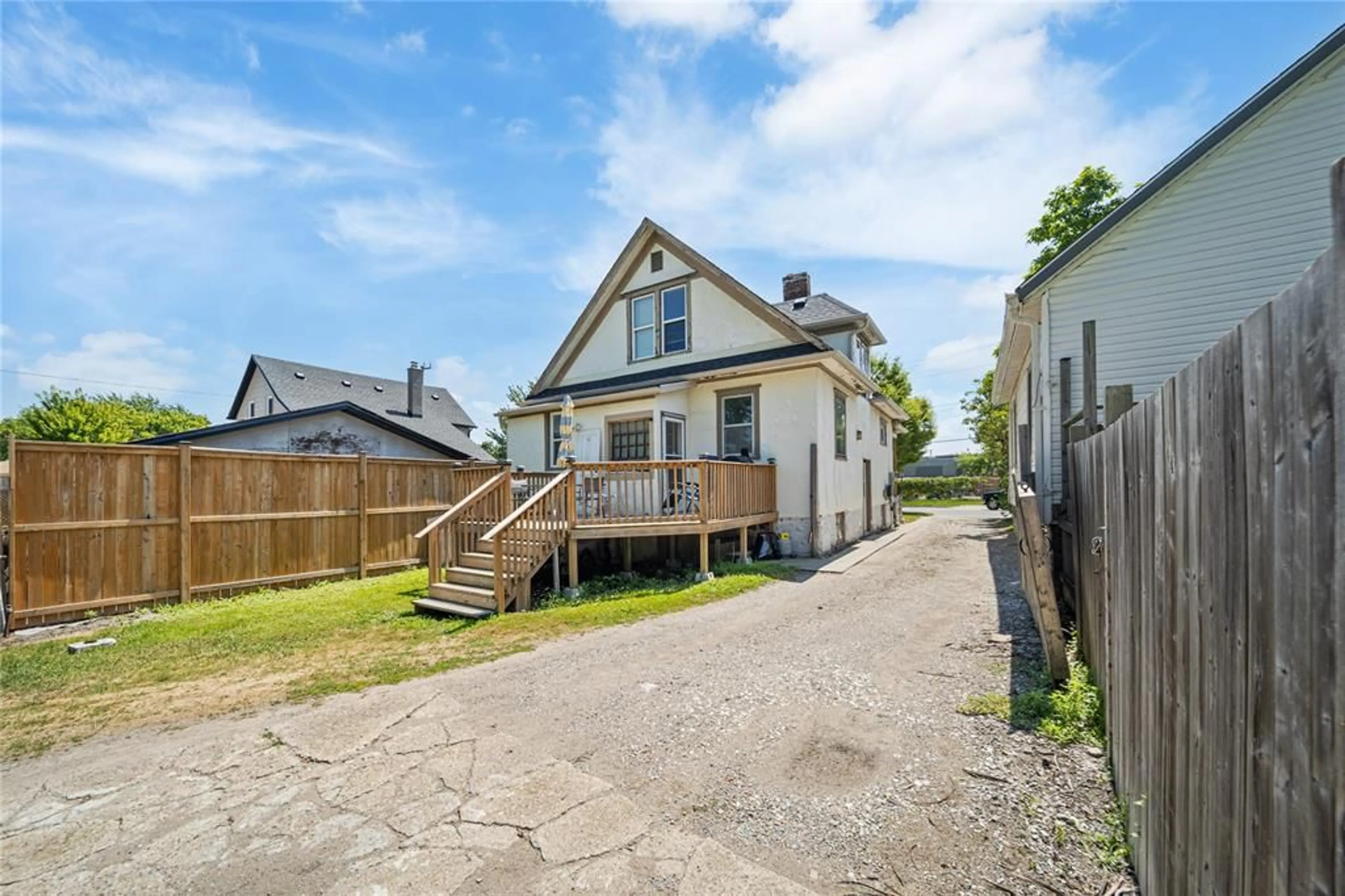 A pic from outside/outdoor area/front of a property/back of a property/a pic from drone, street for 224 CONFEDERATION St, Sarnia Ontario N7T 1Z8