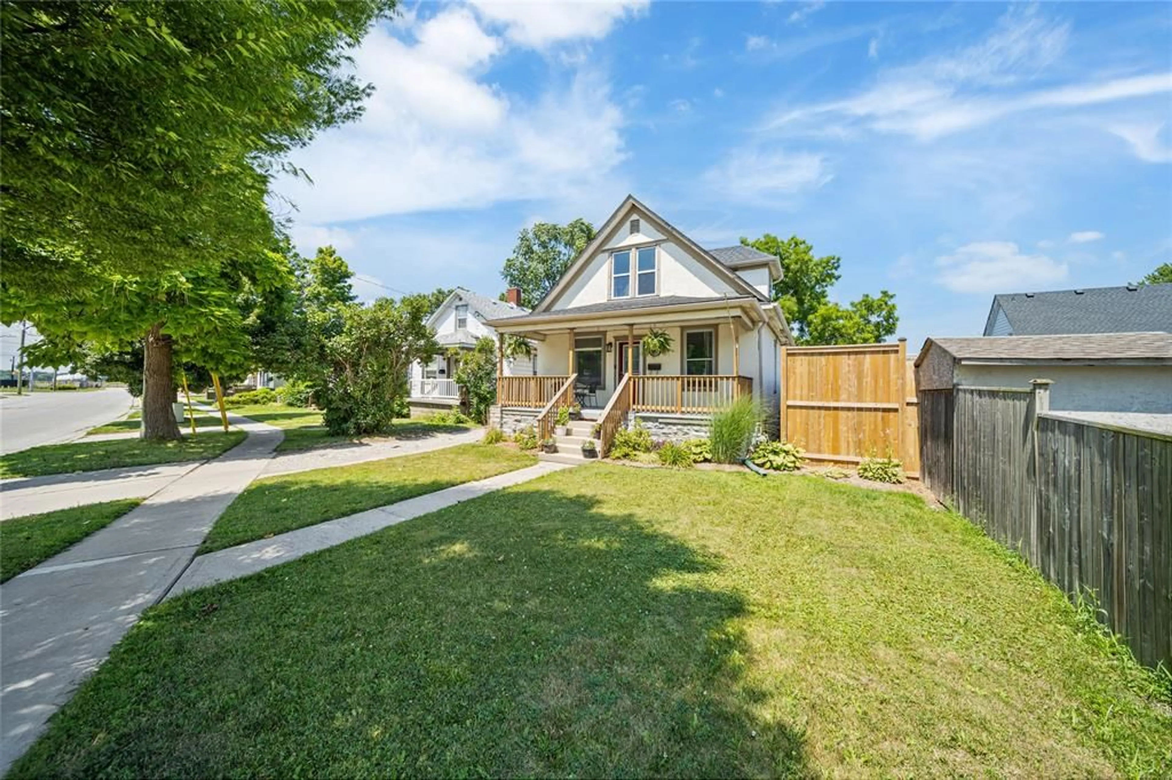 A pic from outside/outdoor area/front of a property/back of a property/a pic from drone, street for 224 CONFEDERATION St, Sarnia Ontario N7T 1Z8