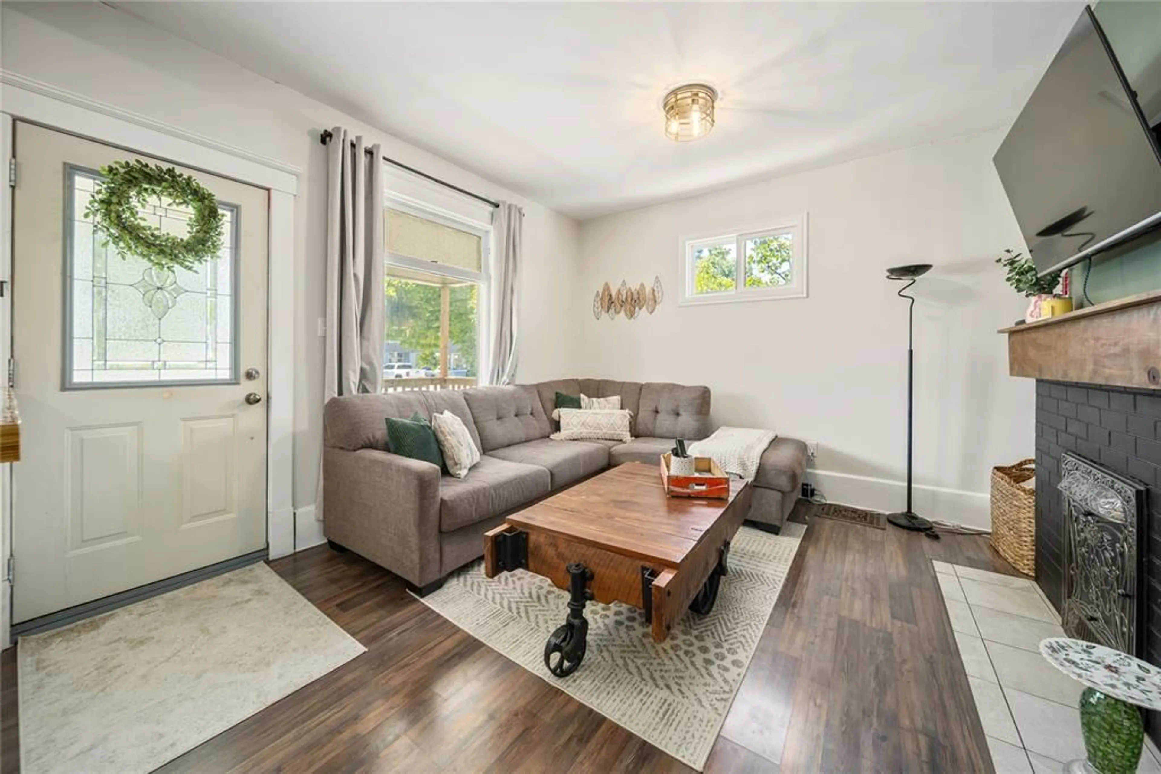 Living room with furniture, wood/laminate floor for 224 CONFEDERATION St, Sarnia Ontario N7T 1Z8