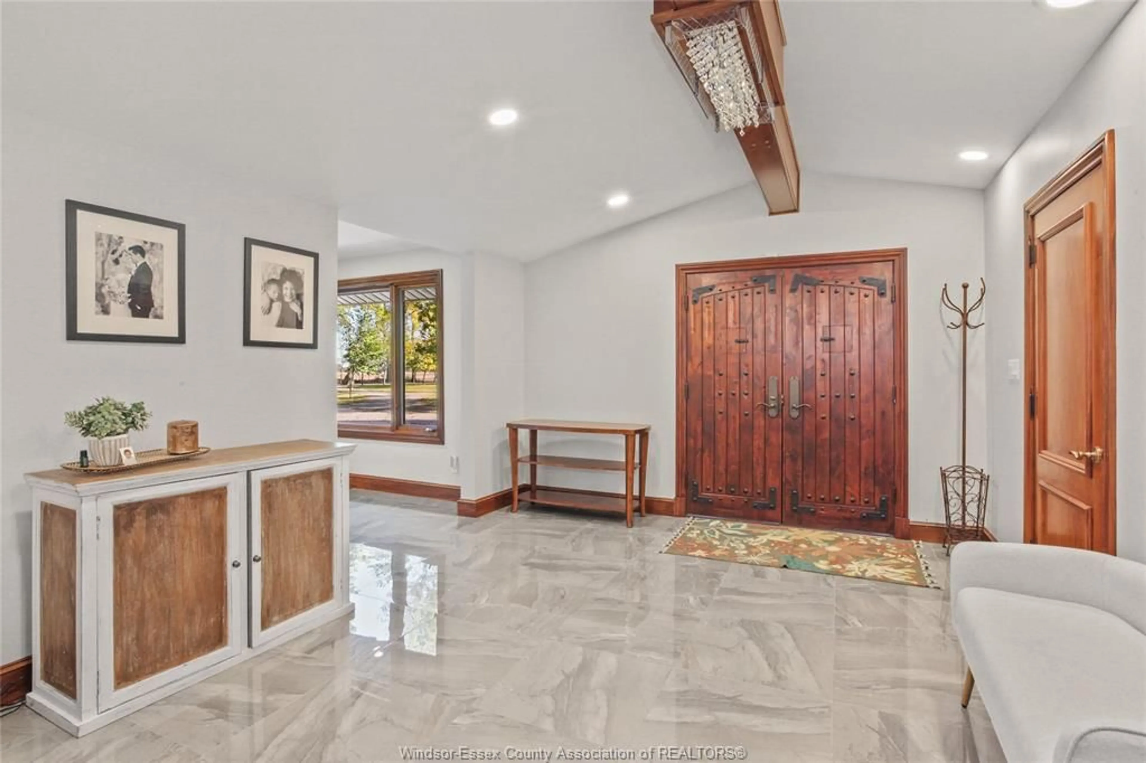 Indoor foyer for 5938 CONCESSION 5 NORTH, Amherstburg Ontario N9V 2Y9