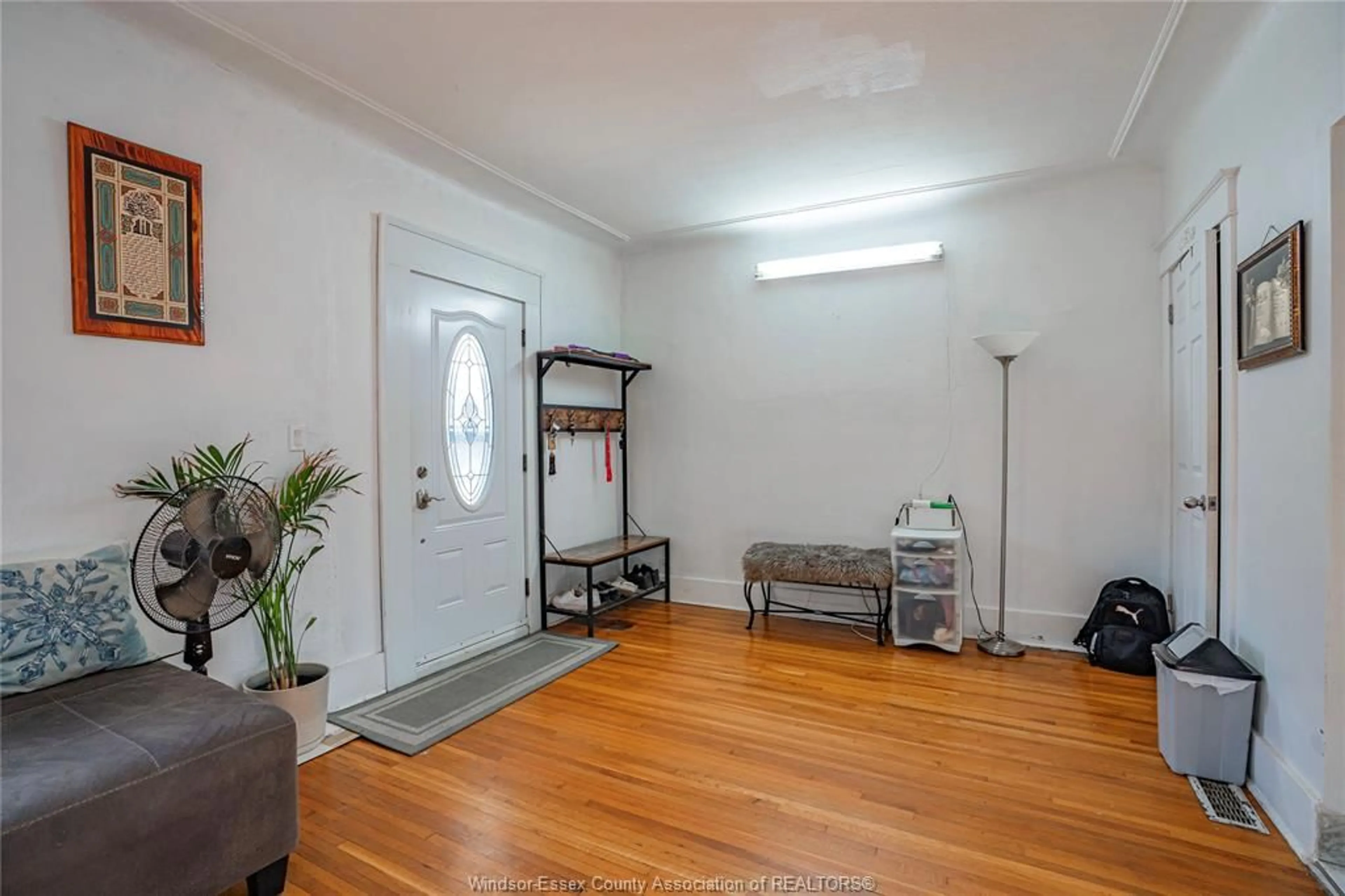 Indoor entryway for 1158 PARENT Ave, Windsor Ontario N9A 2E5