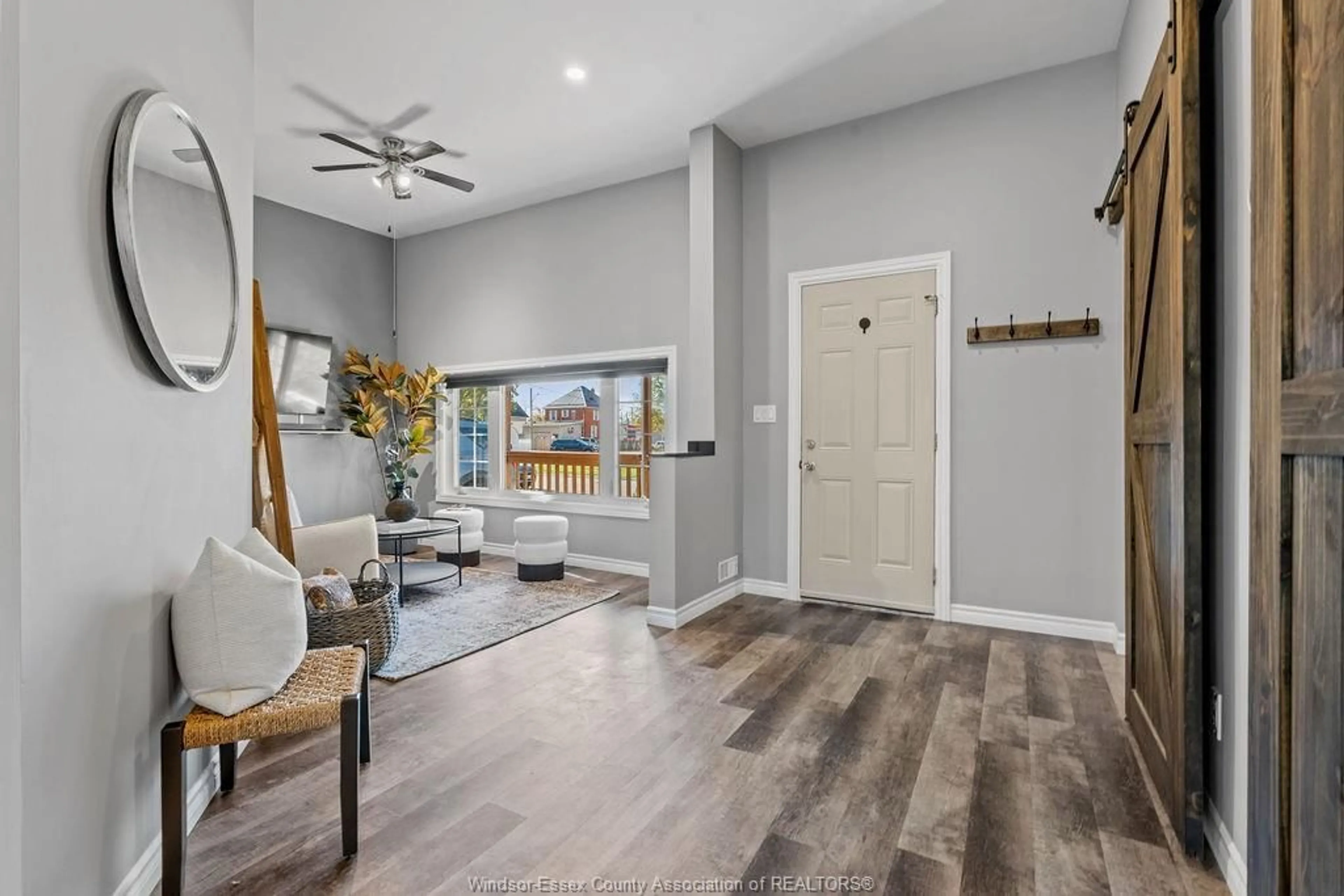Indoor entryway for 49 Irwin Ave, Essex Ontario N8M 2S7