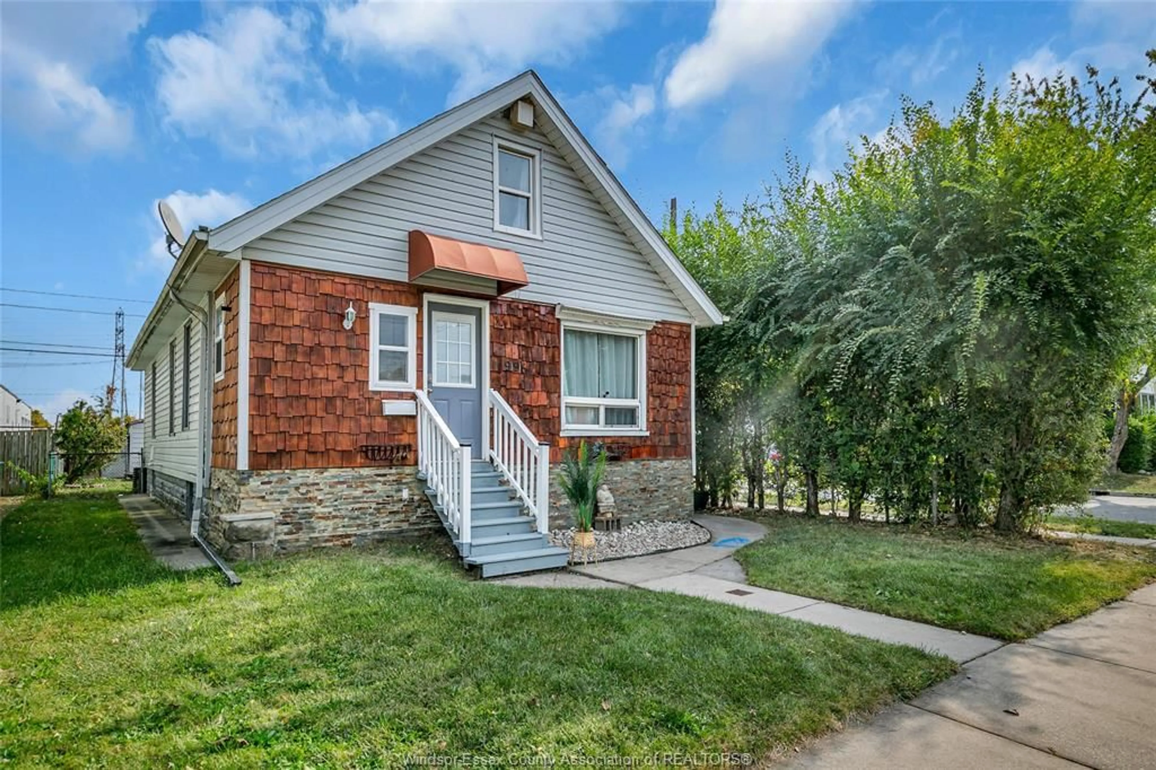 Home with brick exterior material, street for 996 OAK Ave, Windsor Ontario N9A 5G2