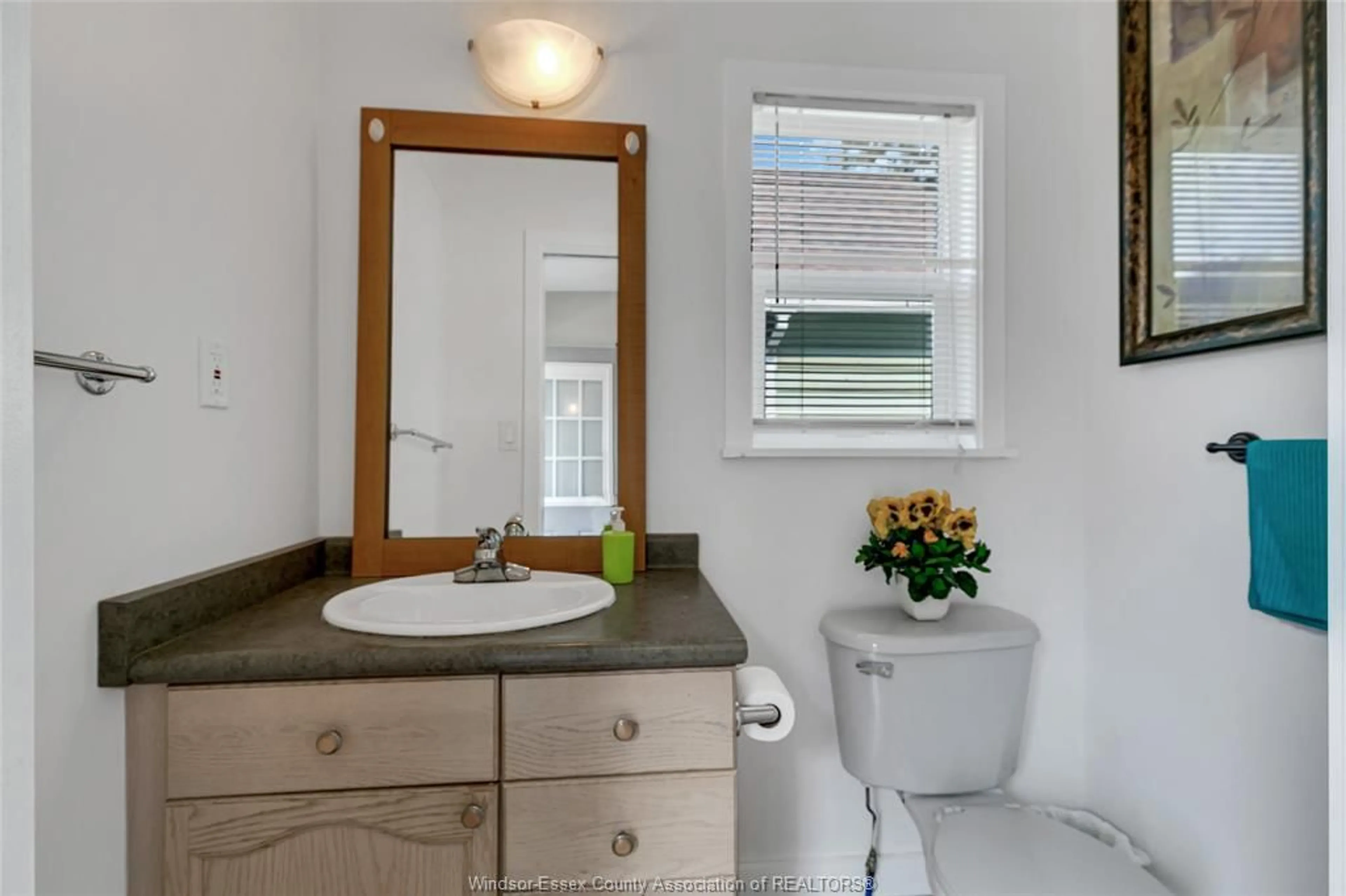 Standard bathroom, ceramic/tile floor for 996 OAK Ave, Windsor Ontario N9A 5G2