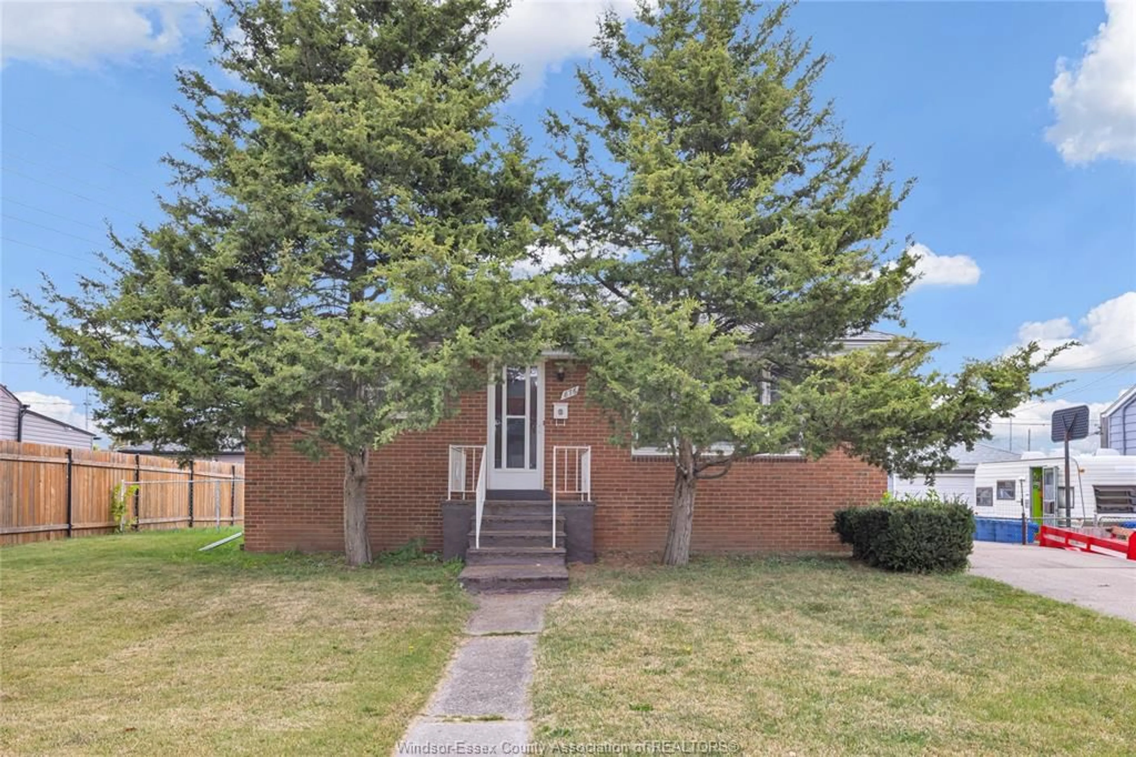 Home with brick exterior material, street for 876 Oak Ave., Windsor Ontario N9A 5E9