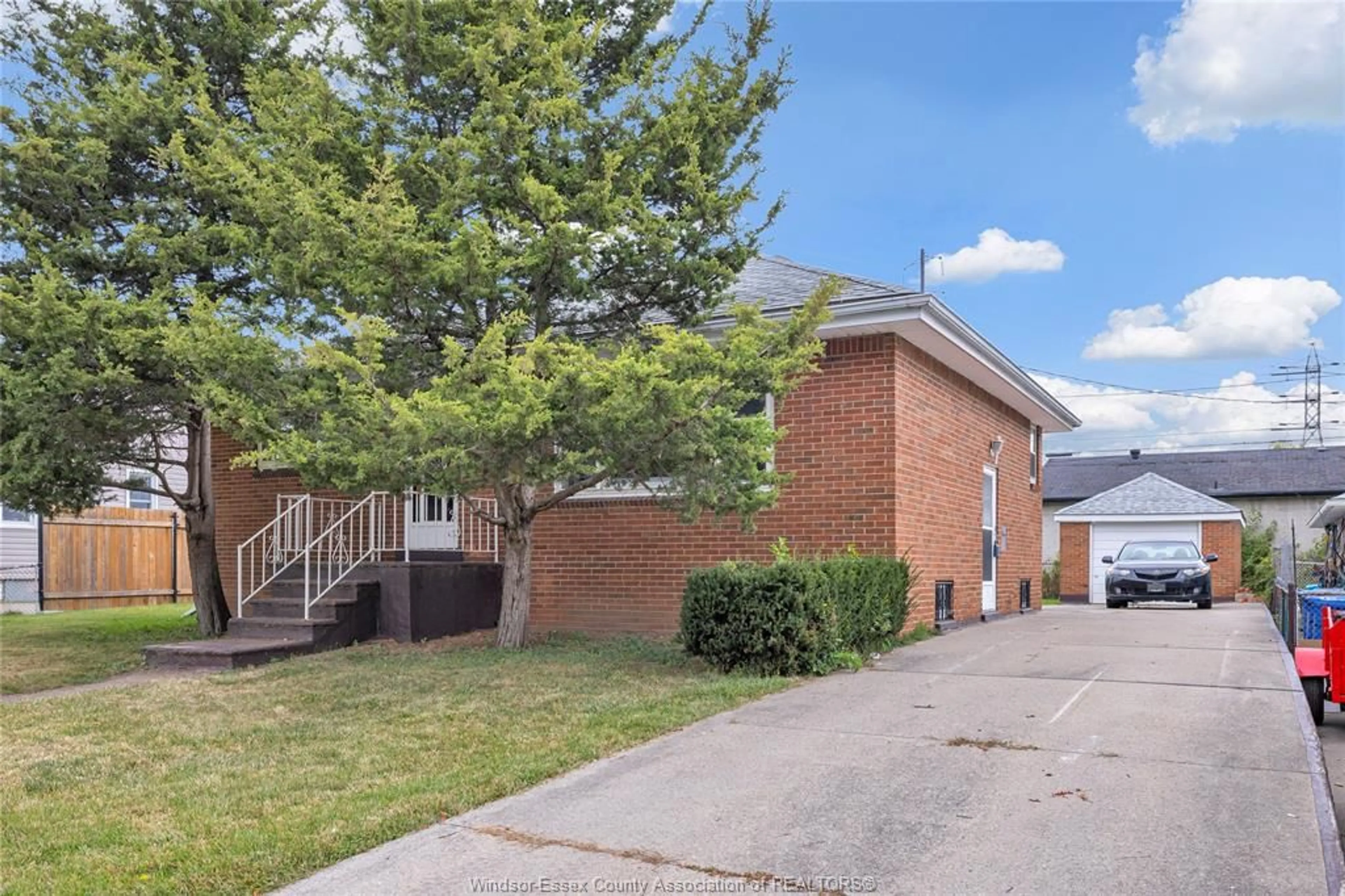 Home with brick exterior material, street for 876 Oak Ave., Windsor Ontario N9A 5E9