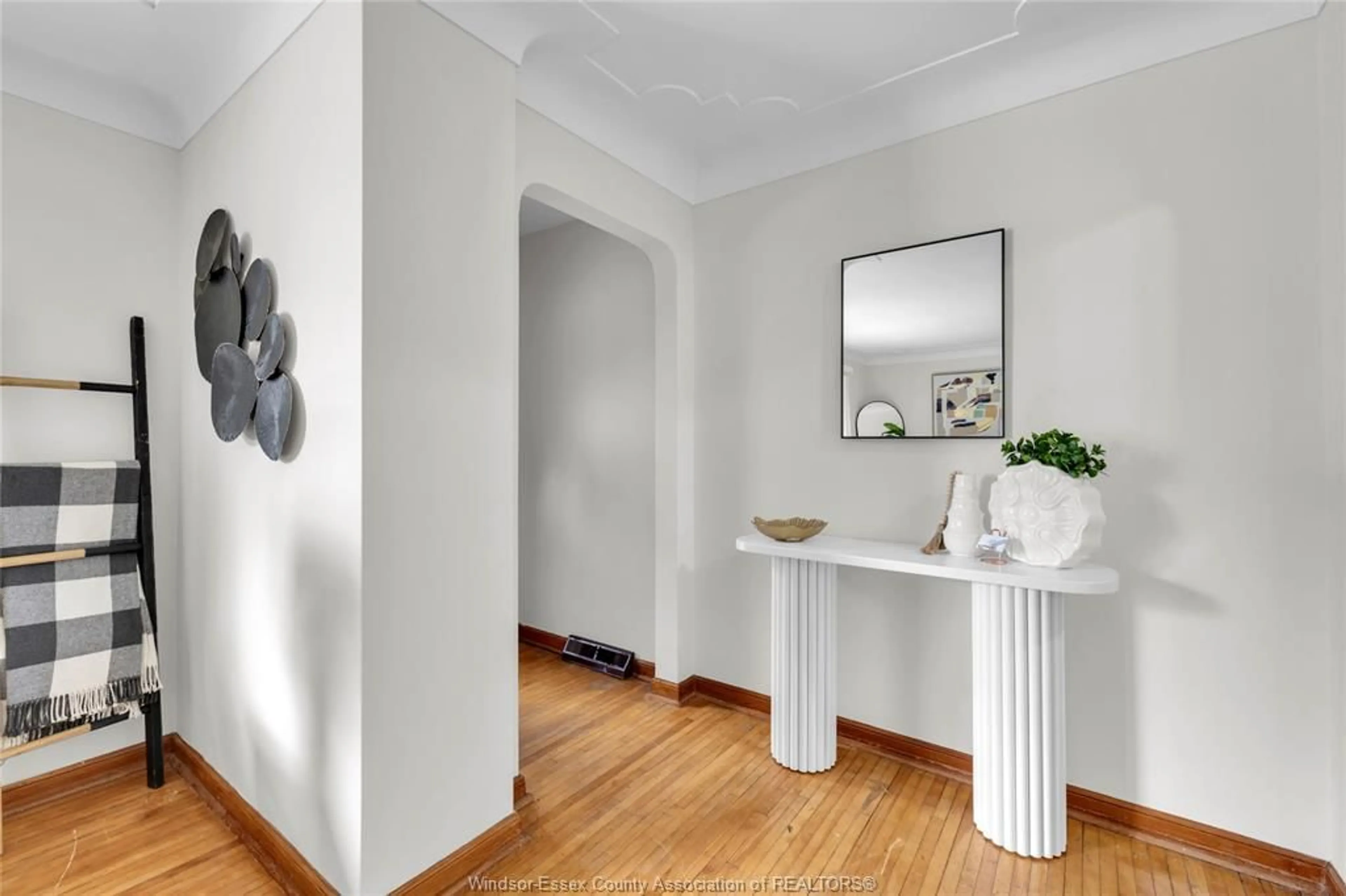 Indoor entryway for 876 Oak Ave., Windsor Ontario N9A 5E9
