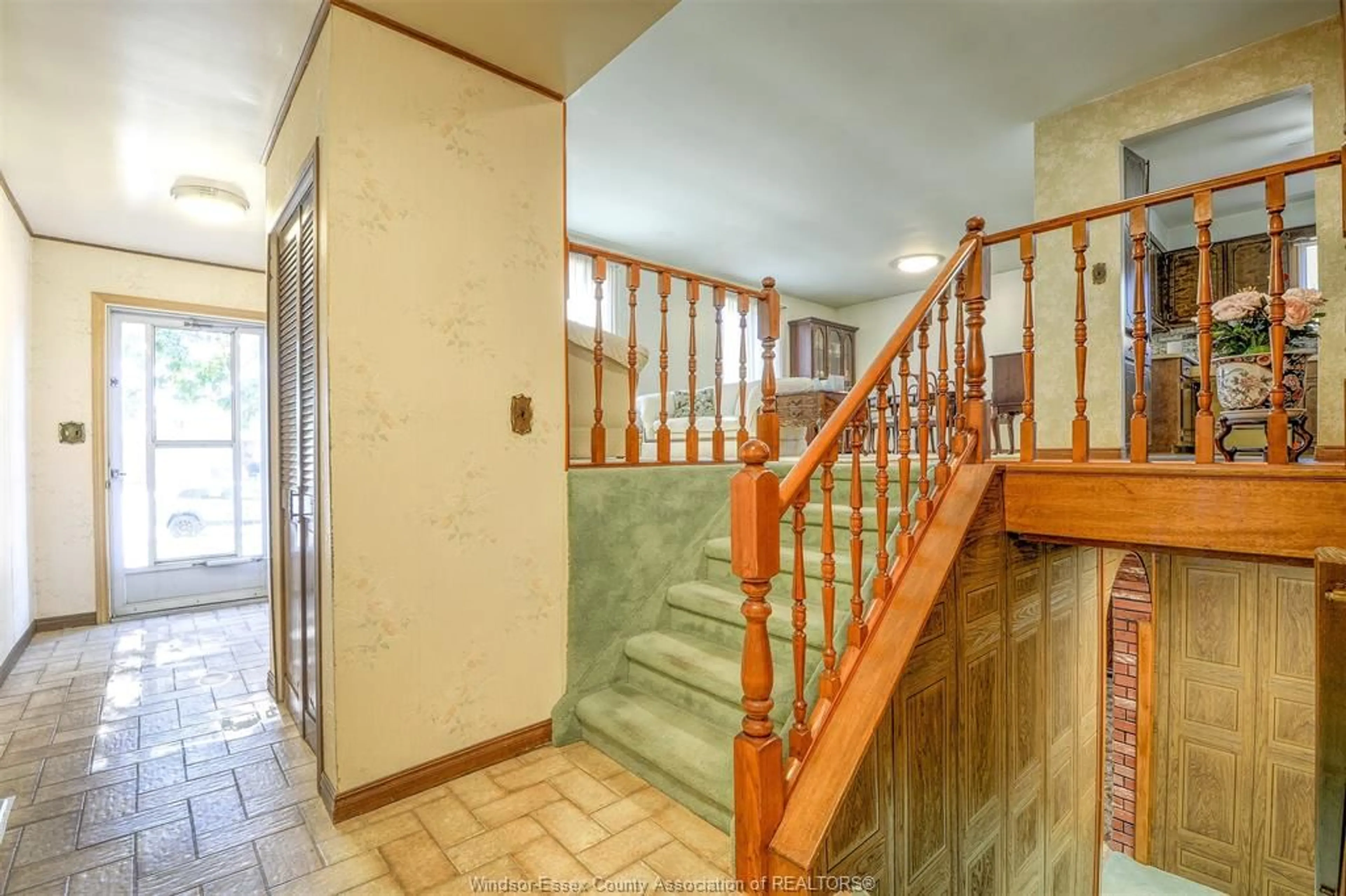 Indoor foyer for 12216 DILLON, Tecumseh Ontario N8N 3K9