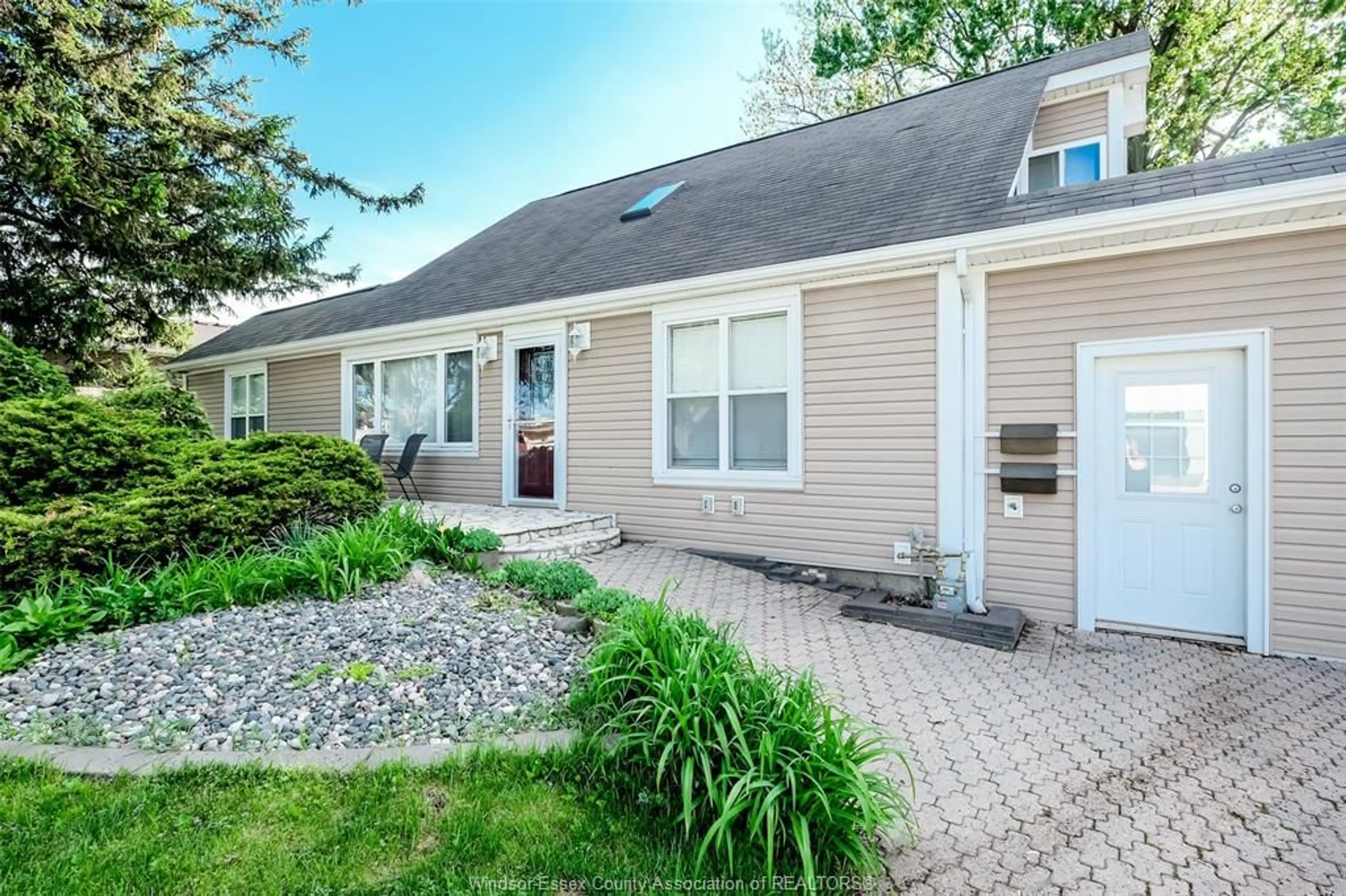 Home with vinyl exterior material, street for 1617 MARK Ave, Windsor Ontario N9B 3G5