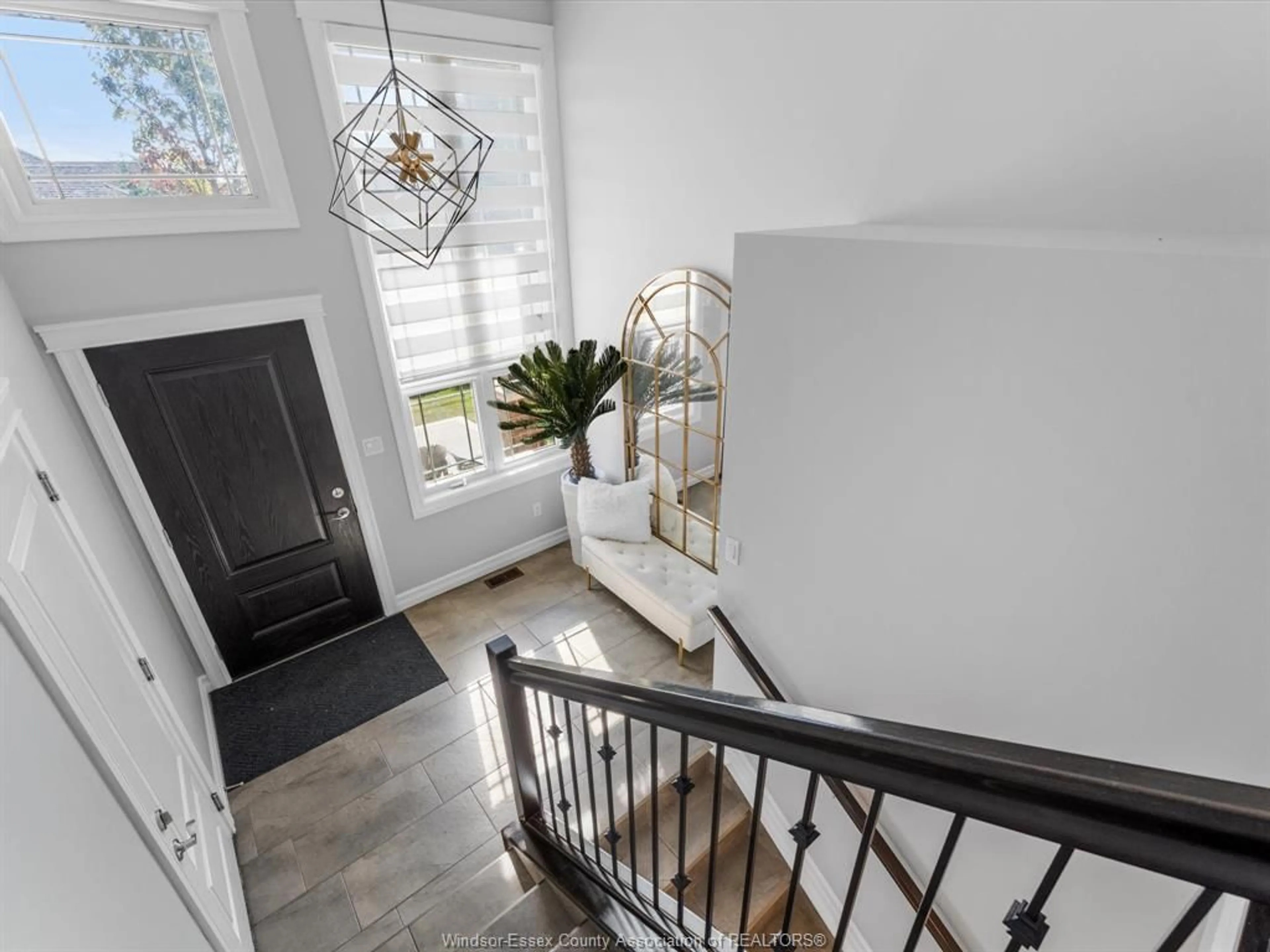 Indoor entryway for 11940 THISTLEDOWN Ave, Windsor Ontario N8P 0B7