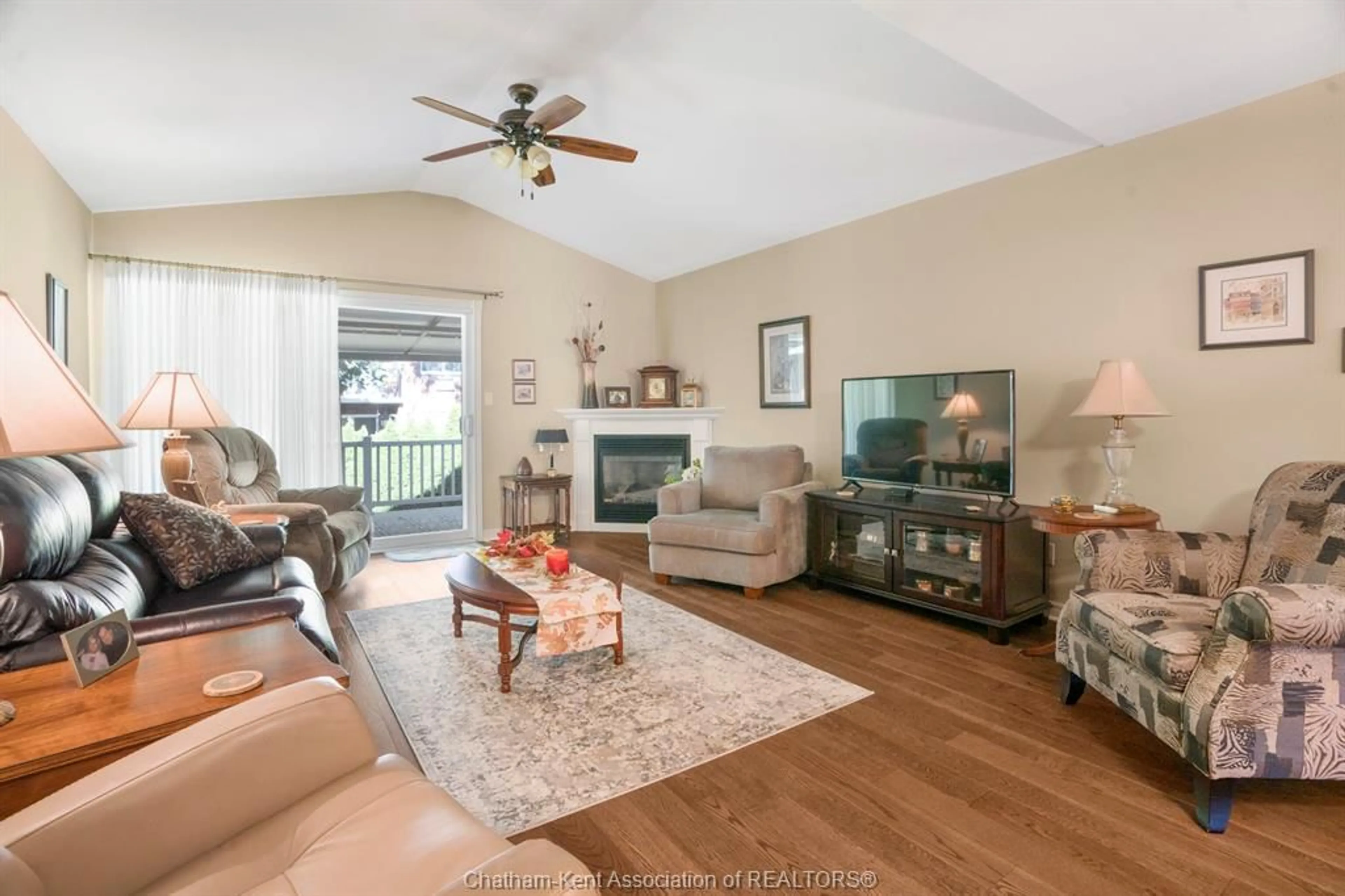 Living room with furniture, wood/laminate floor for 23 Wilhelmina Way, Chatham Ontario N7M 6M3