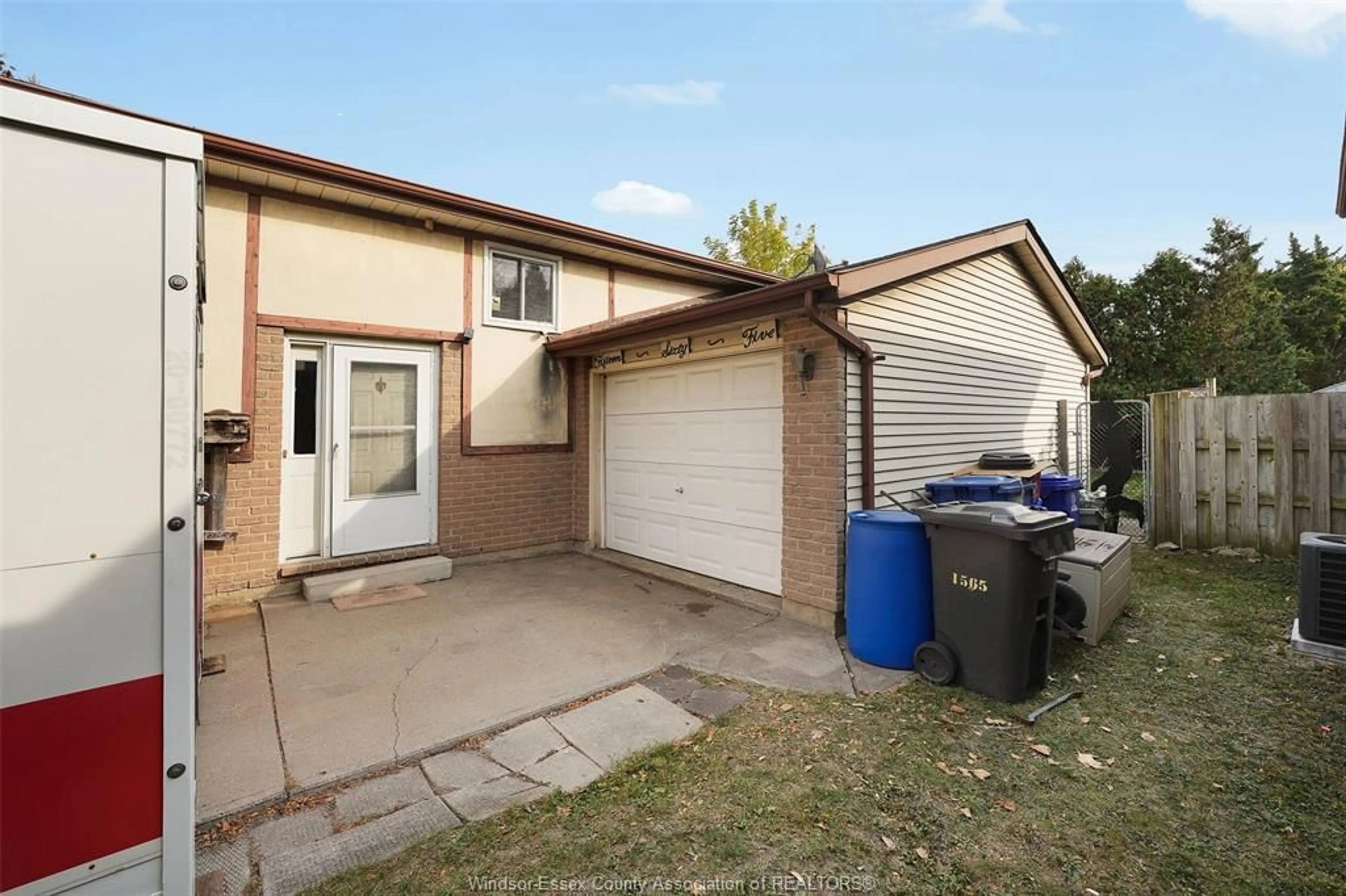 Unknown for 1565 HALLMARK Ave, Windsor Ontario N8W 4Y3