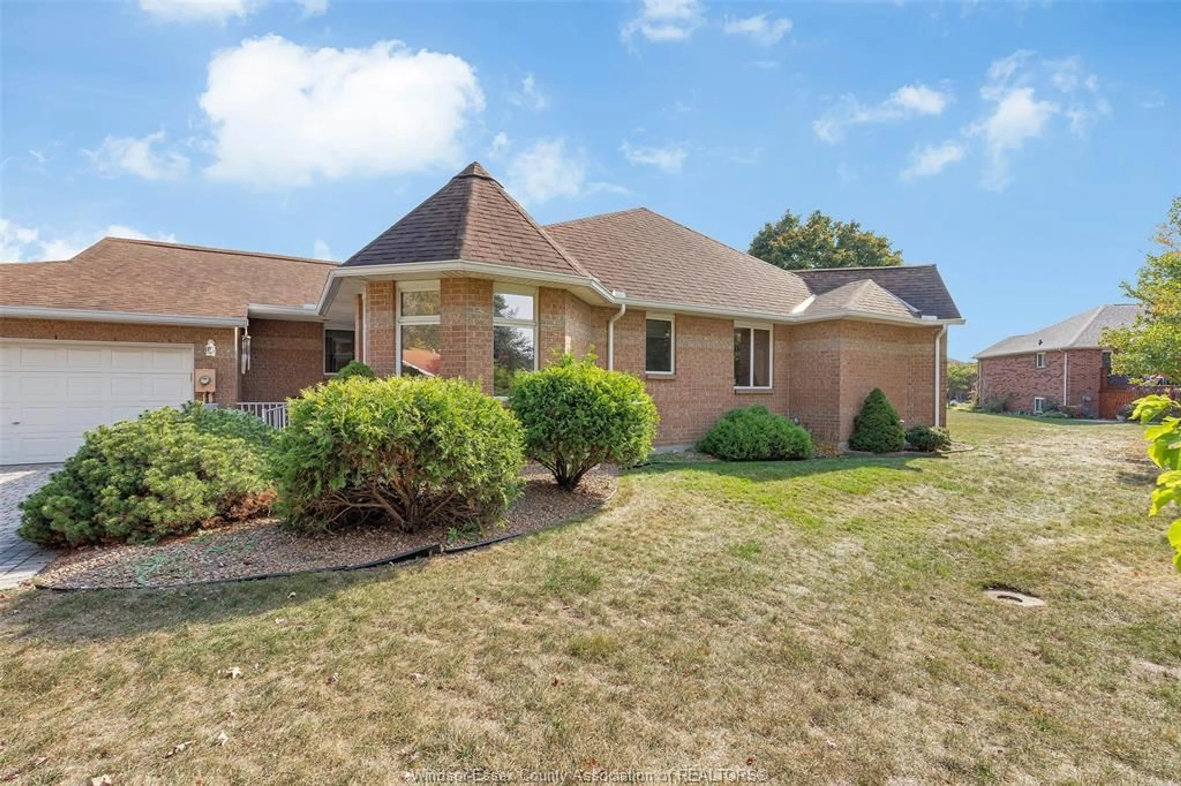 A pic from outside/outdoor area/front of a property/back of a property/a pic from drone, street for 4689 EAGLE Cres, Windsor Ontario N9G 2N6