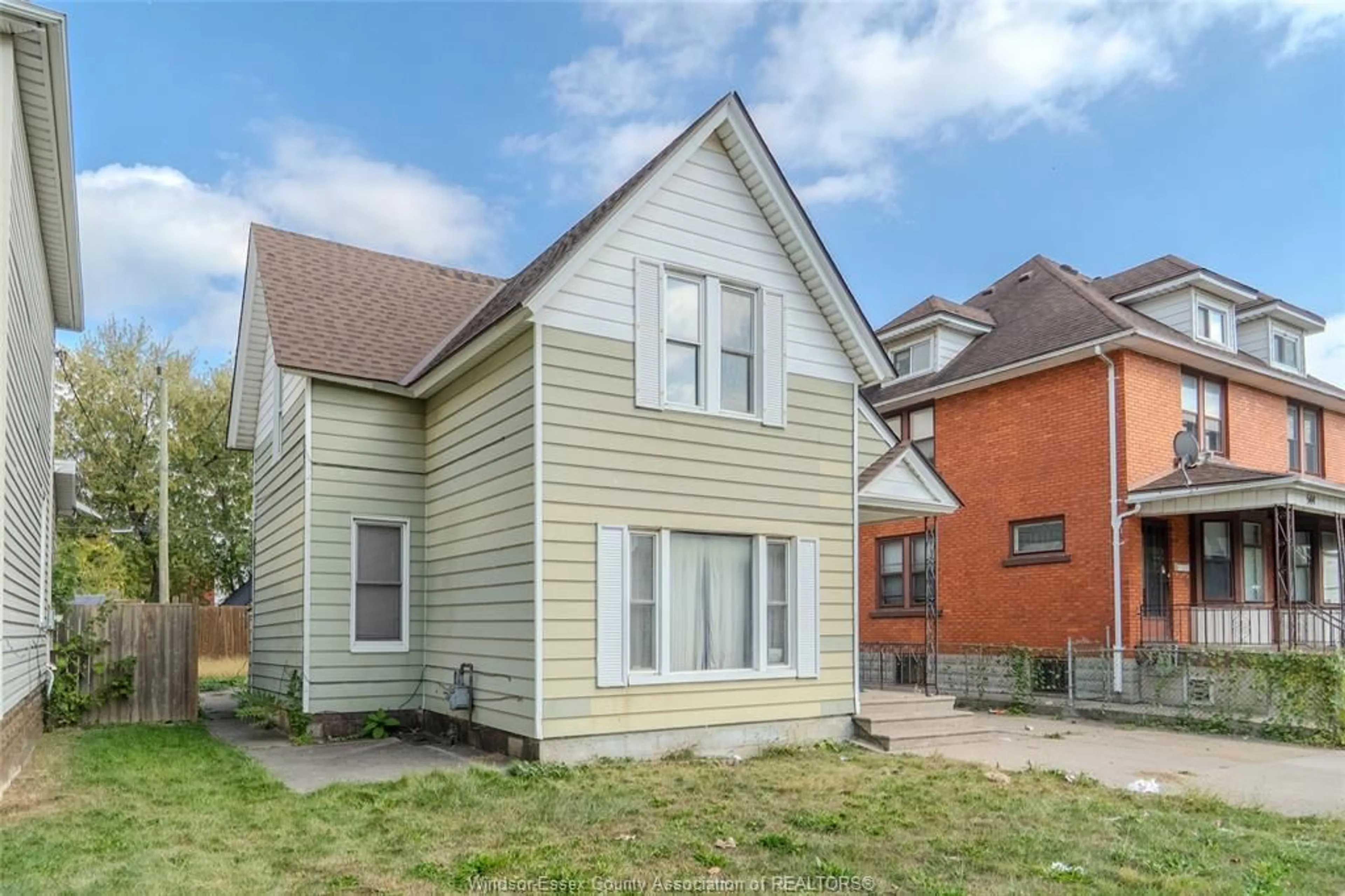 Home with brick exterior material, street for 538 Oak, Windsor Ontario N9A 5E6