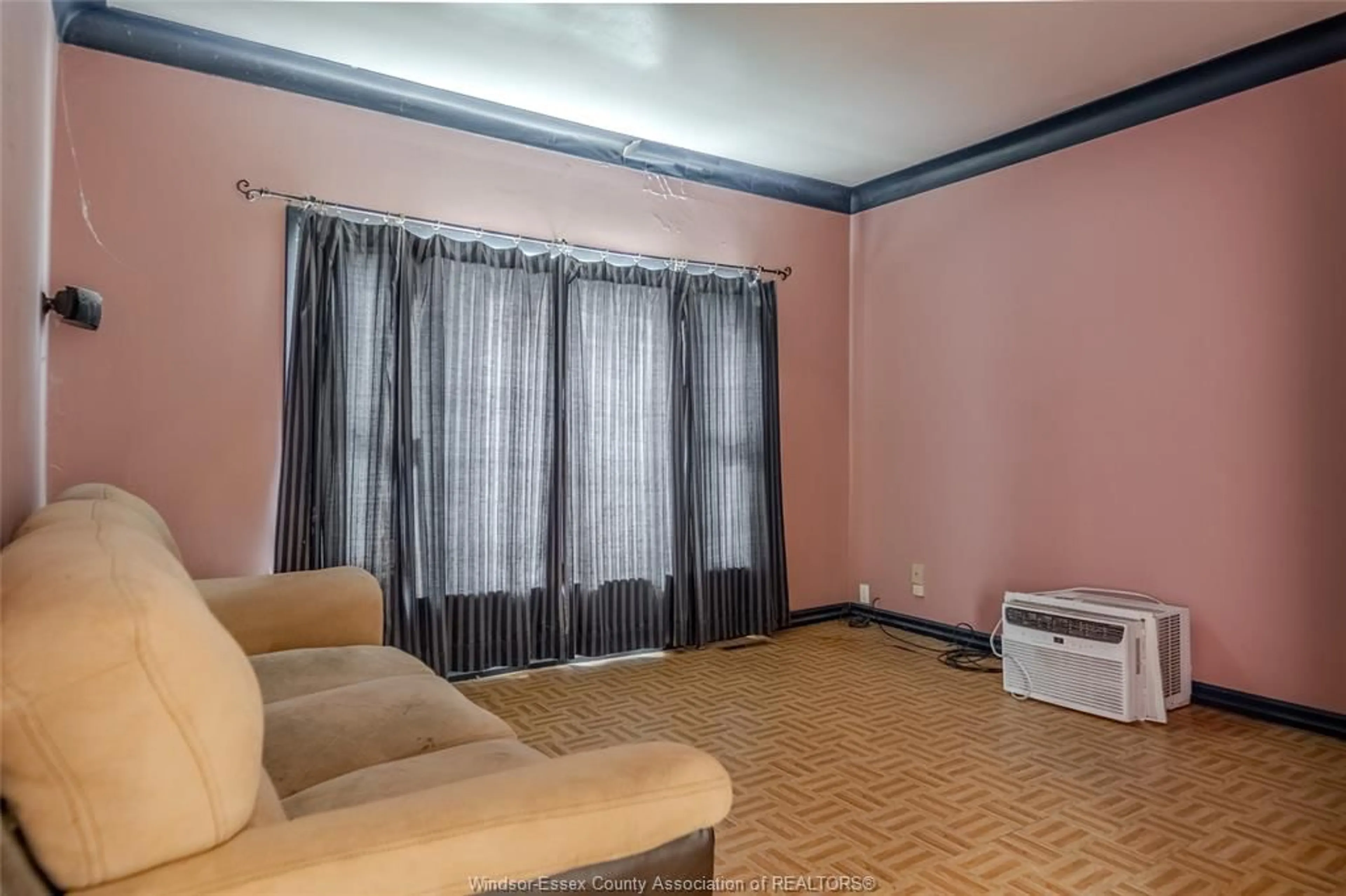 A pic of a room for 538 Oak, Windsor Ontario N9A 5E6