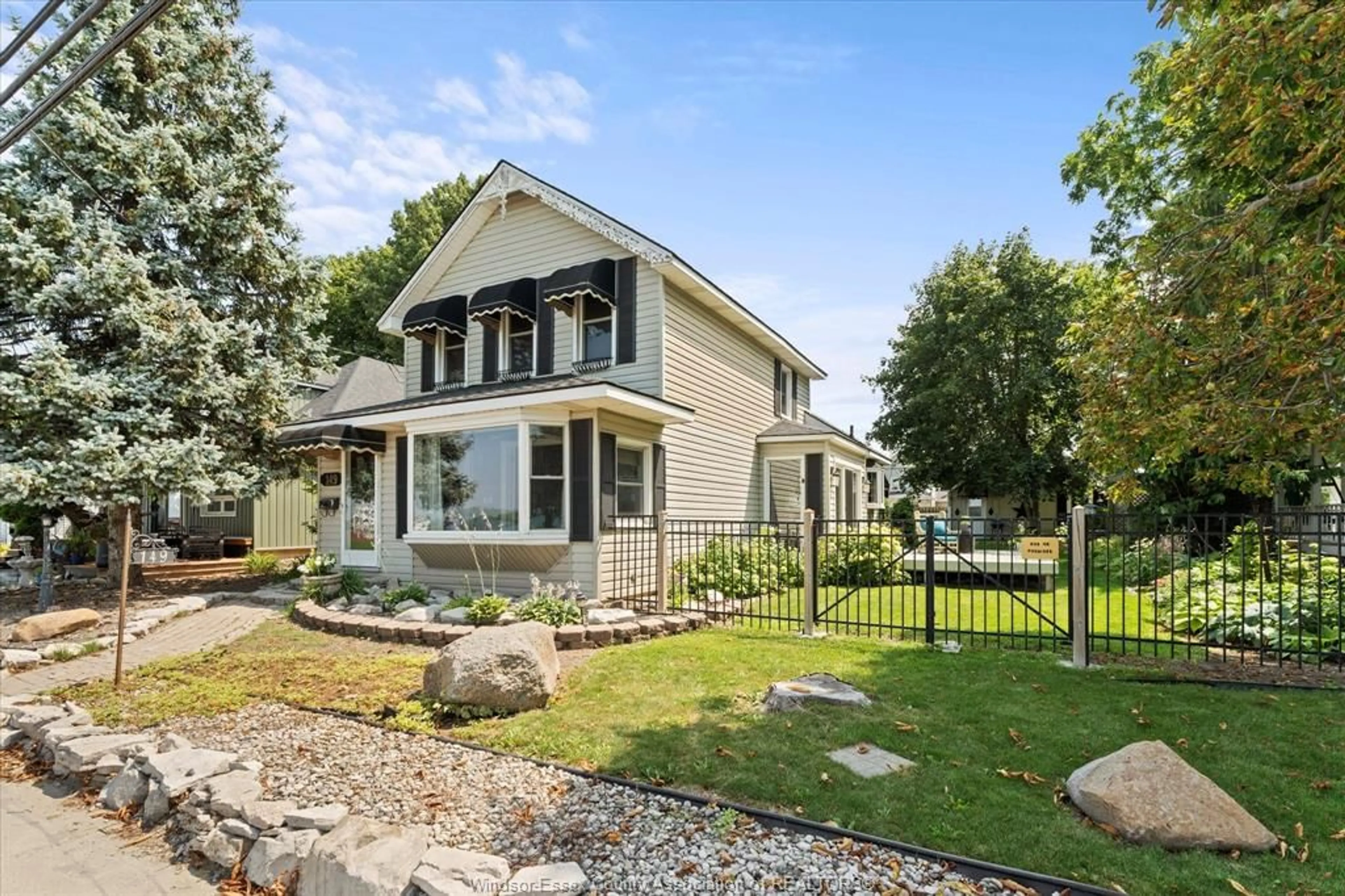 Home with vinyl exterior material, street for 149 SANDWICH St, Amherstburg Ontario N9V 2V1