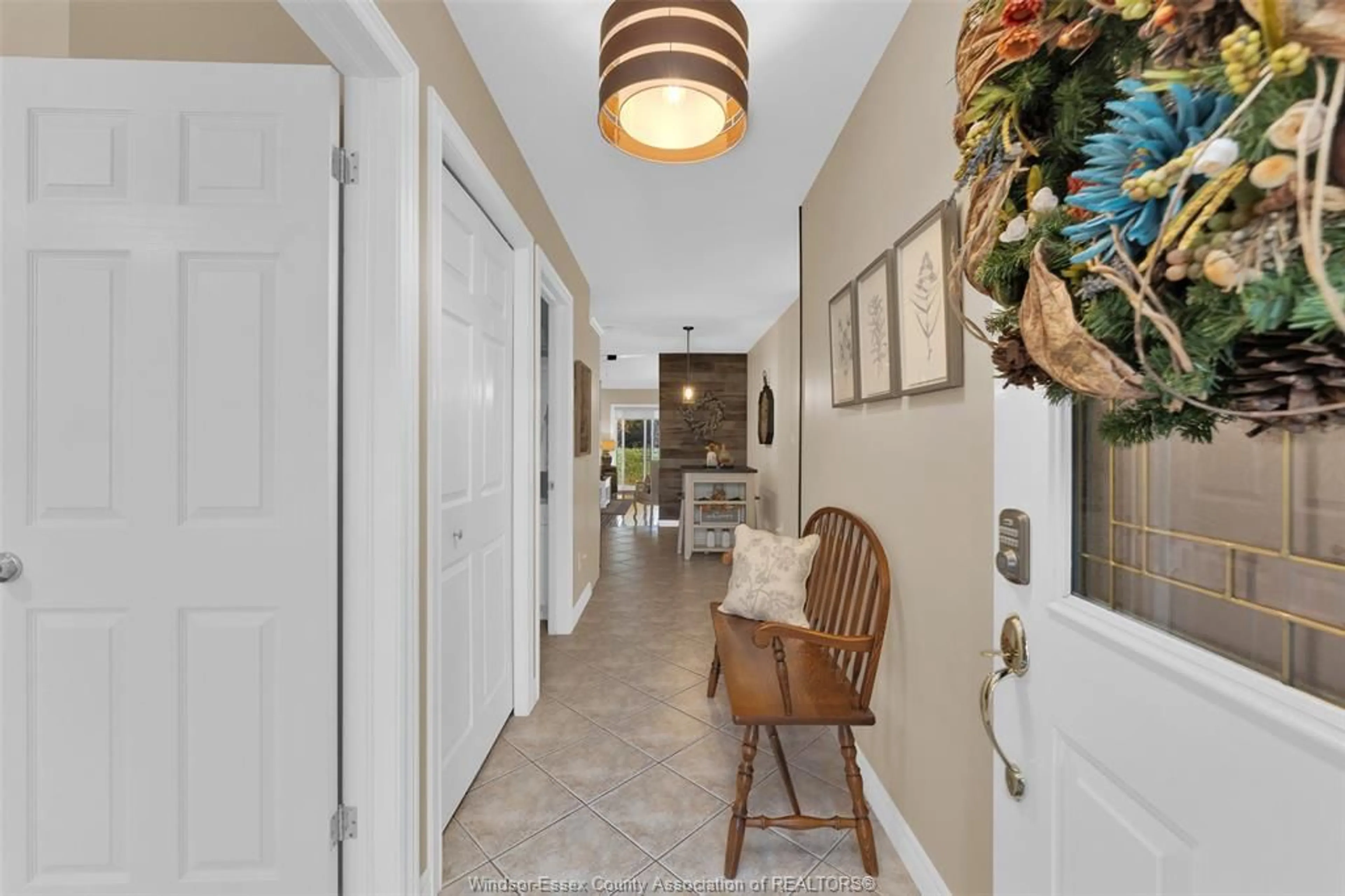 Indoor entryway for 2248 QUESTA, Windsor Ontario N8P 1N8
