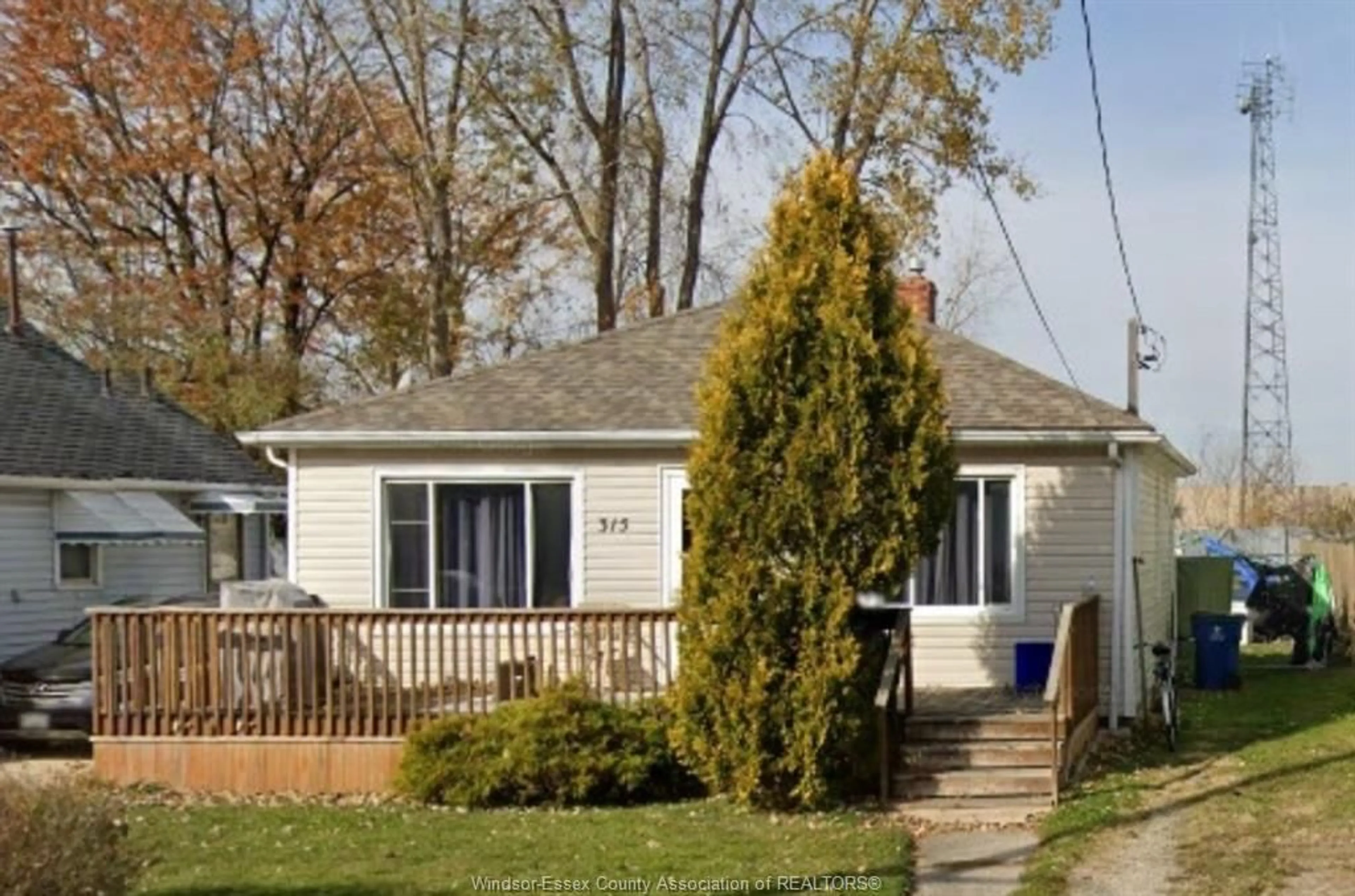 Home with vinyl exterior material, street for 315 PARK Ave, Chatham Ontario N7M 1W3