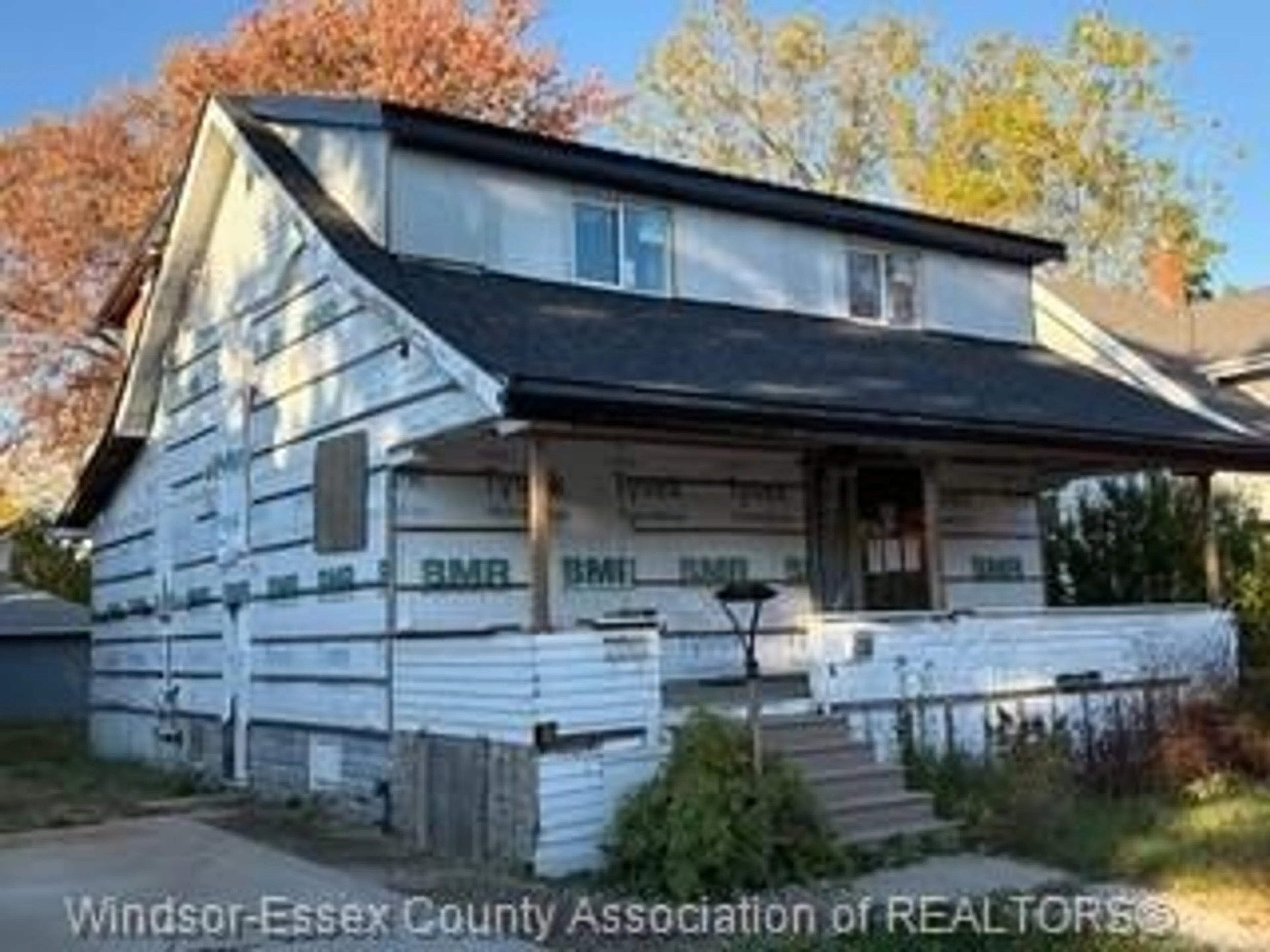 A pic from outside/outdoor area/front of a property/back of a property/a pic from drone, street for 44 ERIE St, Kingsville Ontario N9Y 1M9