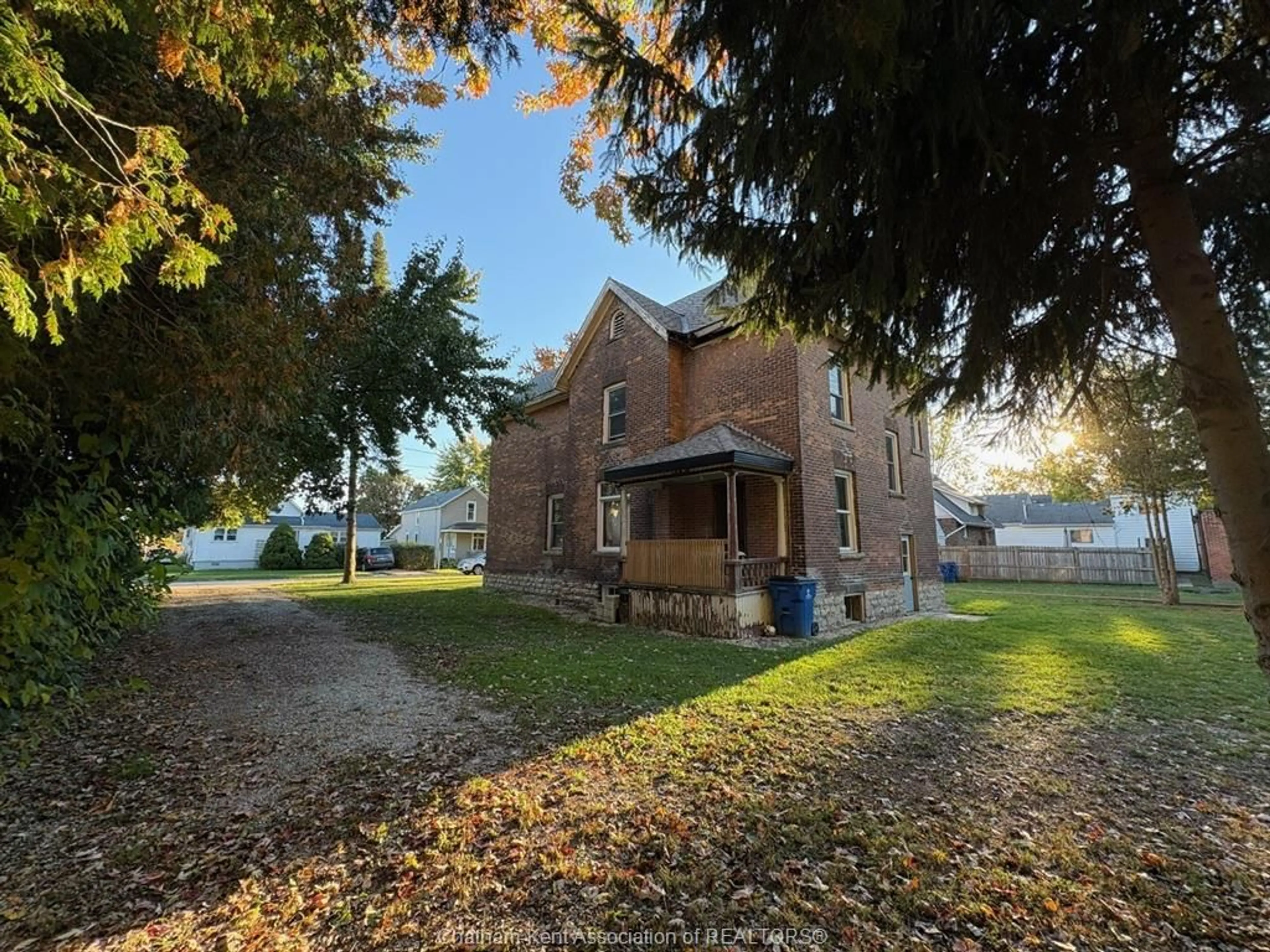 A pic from outside/outdoor area/front of a property/back of a property/a pic from drone, building for 27 & 31 Wade St, Chatham Ontario N7M 3T6