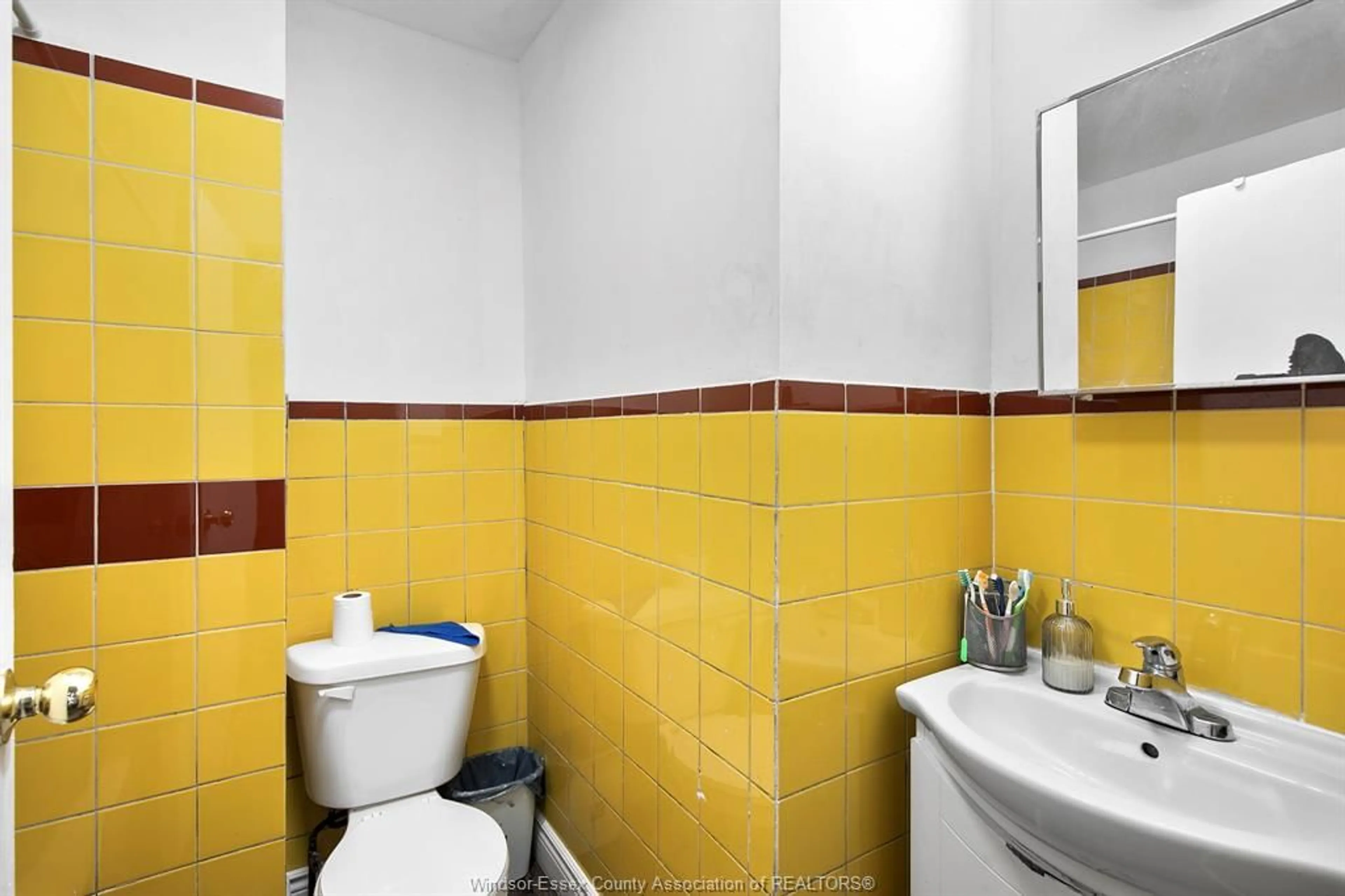 Standard bathroom, ceramic/tile floor for 418-420 Caron Ave, Windsor Ontario N9B 2Y5
