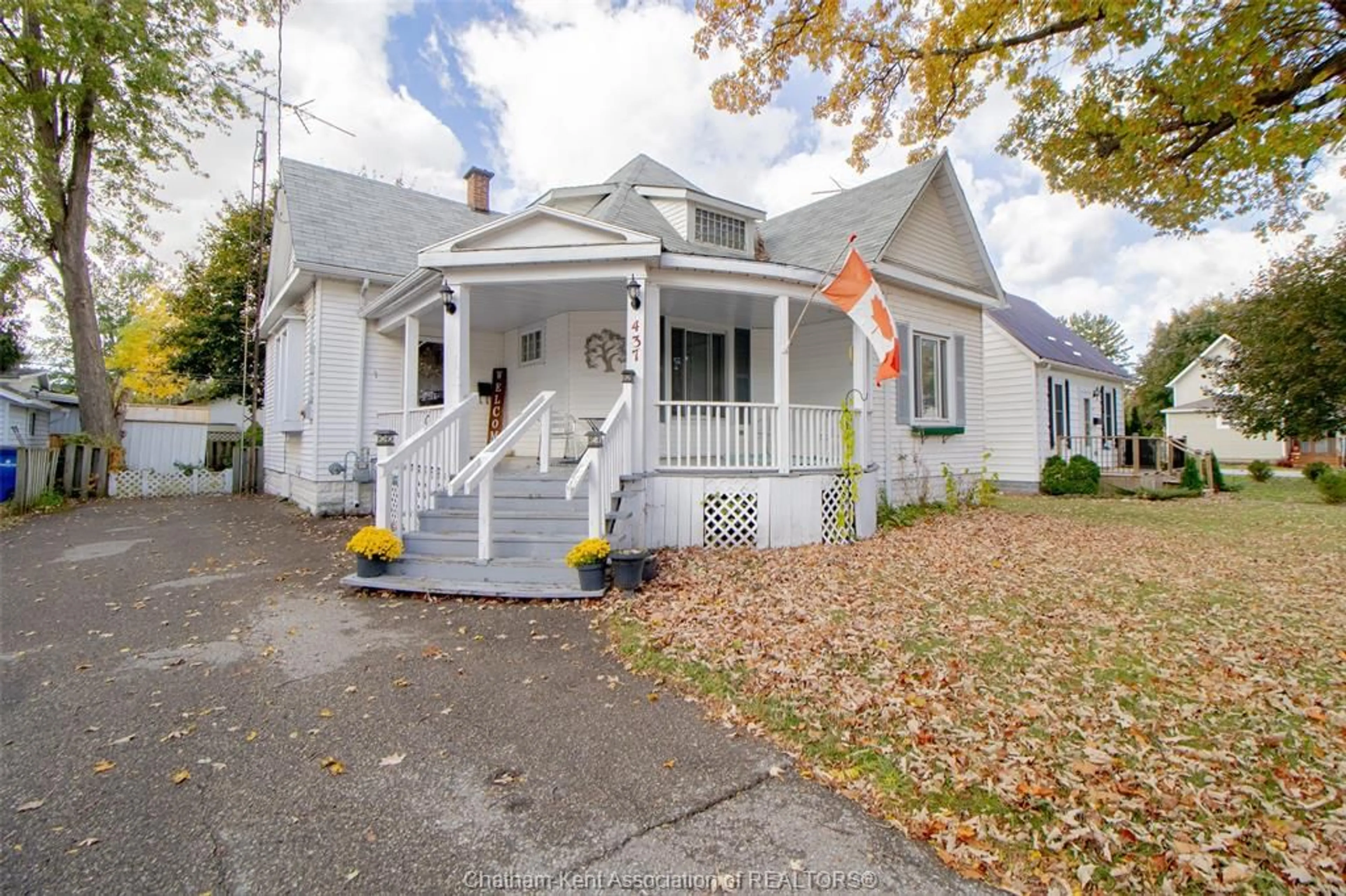 Home with vinyl exterior material, street for 437 Creek St, Wallaceburg Ontario N8A 4C5