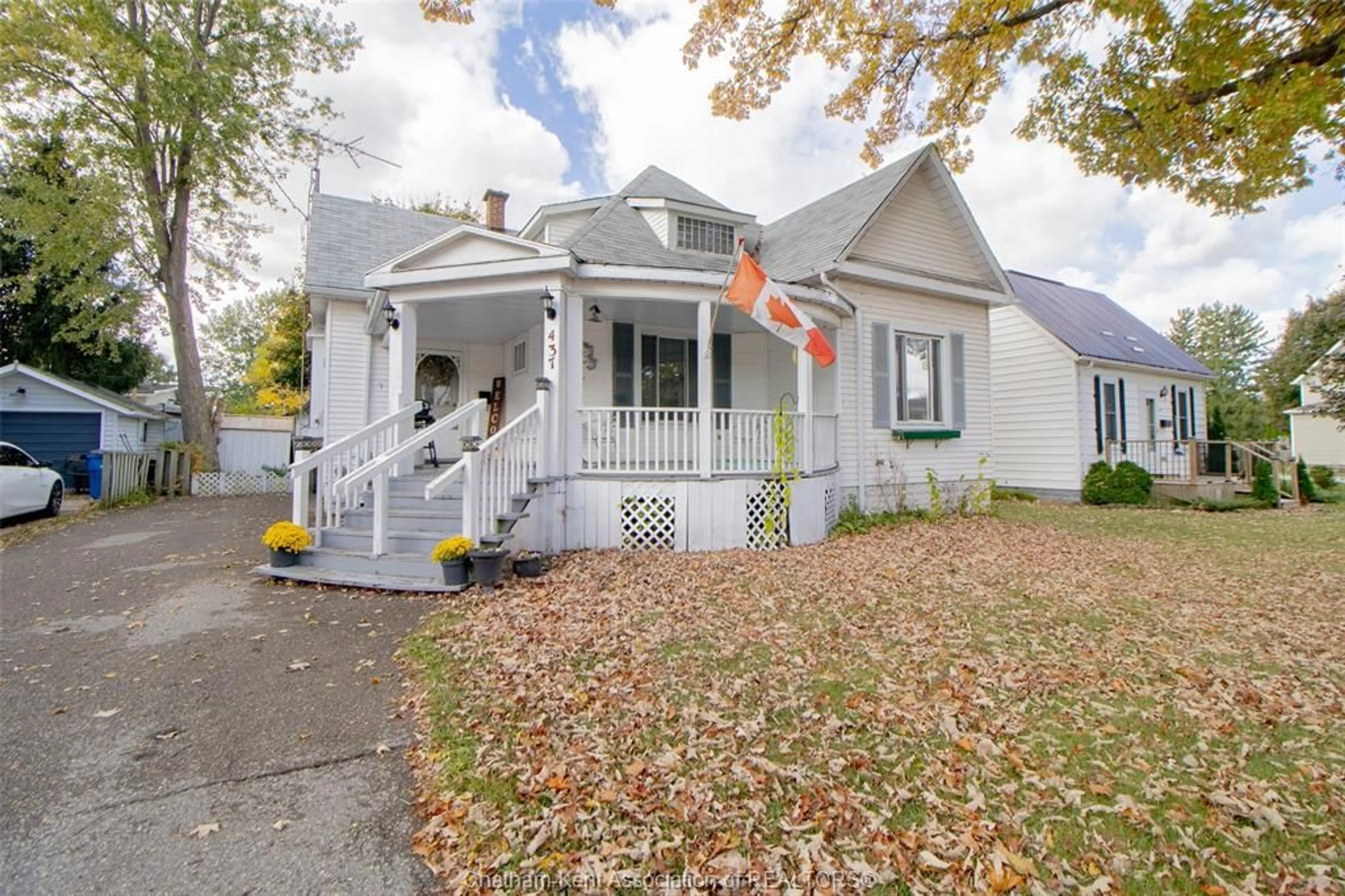 Home with vinyl exterior material, street for 437 Creek St, Wallaceburg Ontario N8A 4C5