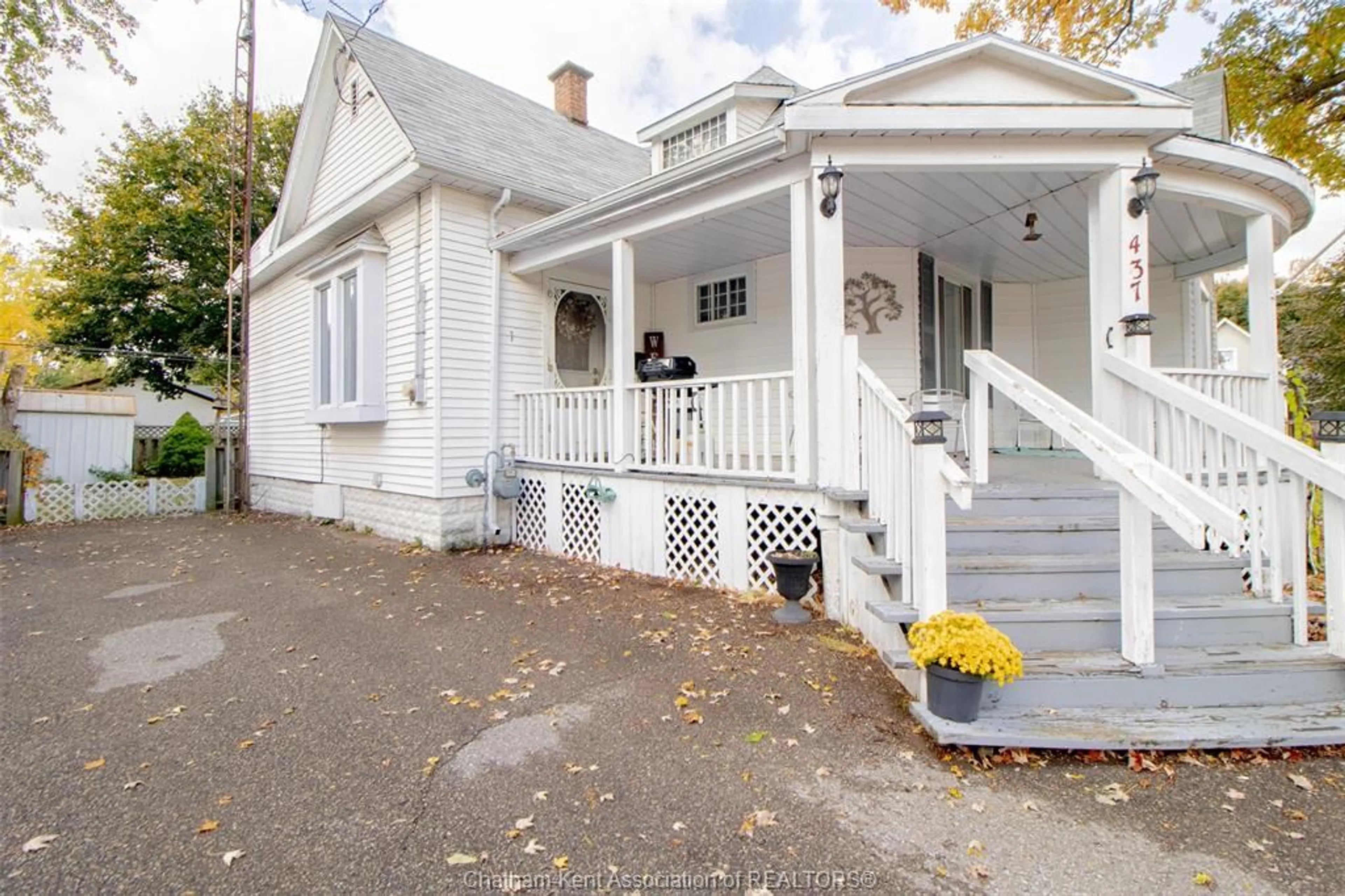 Patio, street for 437 Creek St, Wallaceburg Ontario N8A 4C5