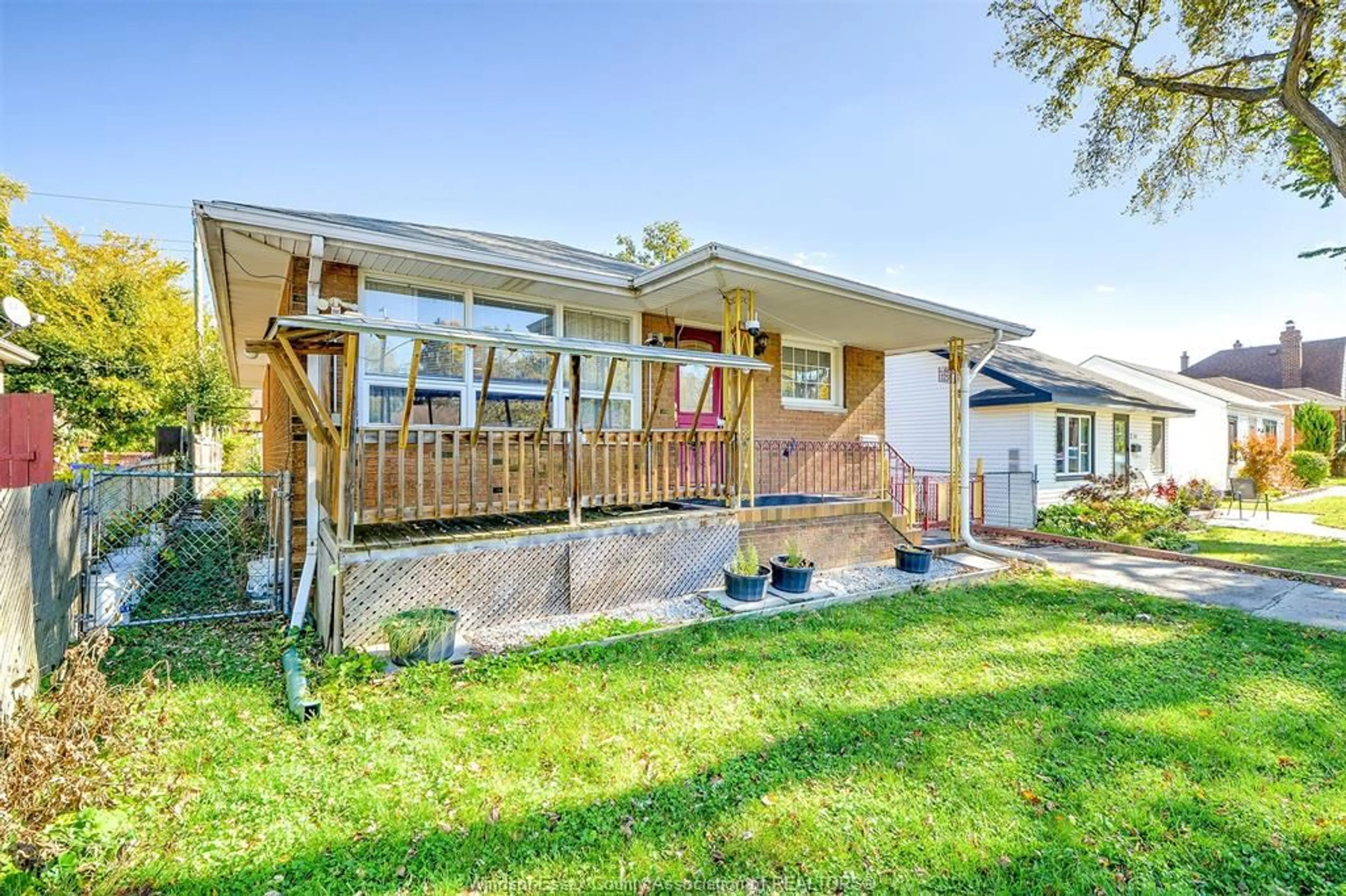 Home with vinyl exterior material, unknown for 1294 Janette Ave, Windsor Ontario N8X 1Y6