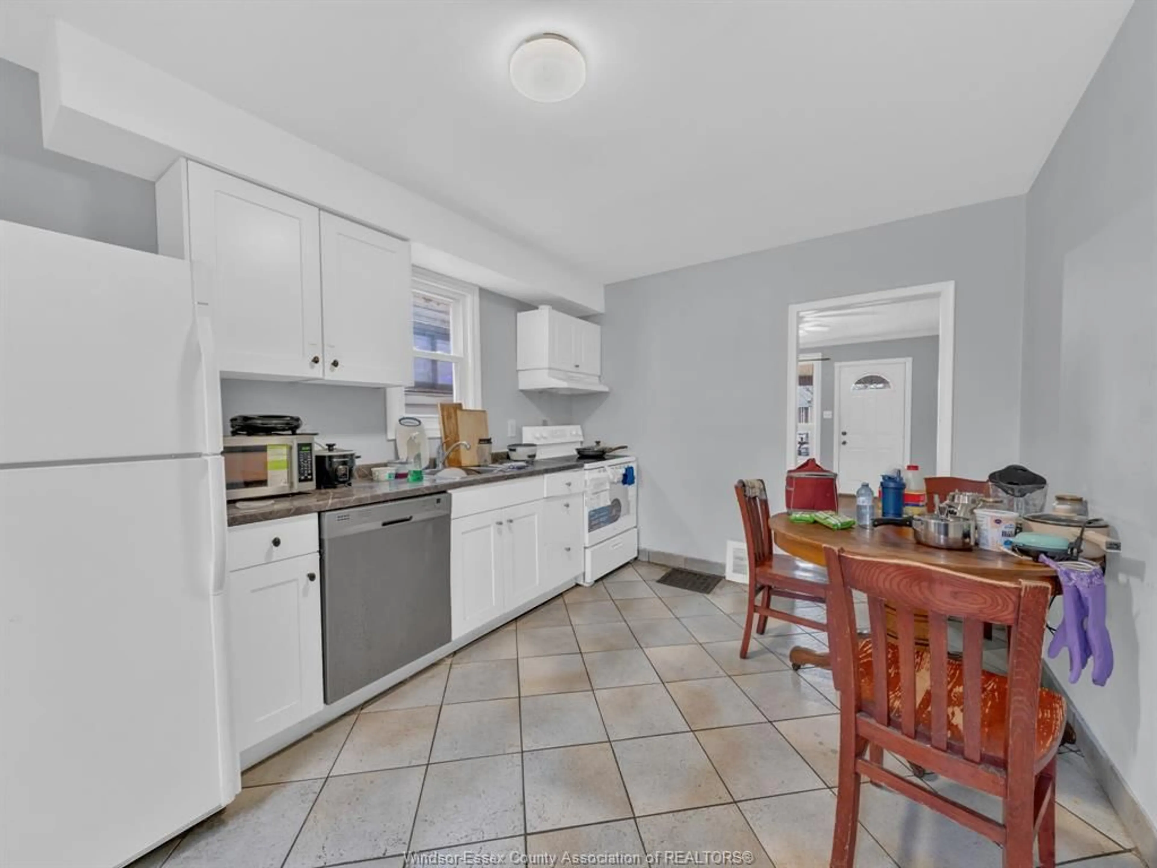 Standard kitchen, ceramic/tile floor for 417 BRIDGE, Windsor Ontario N9B 2M3