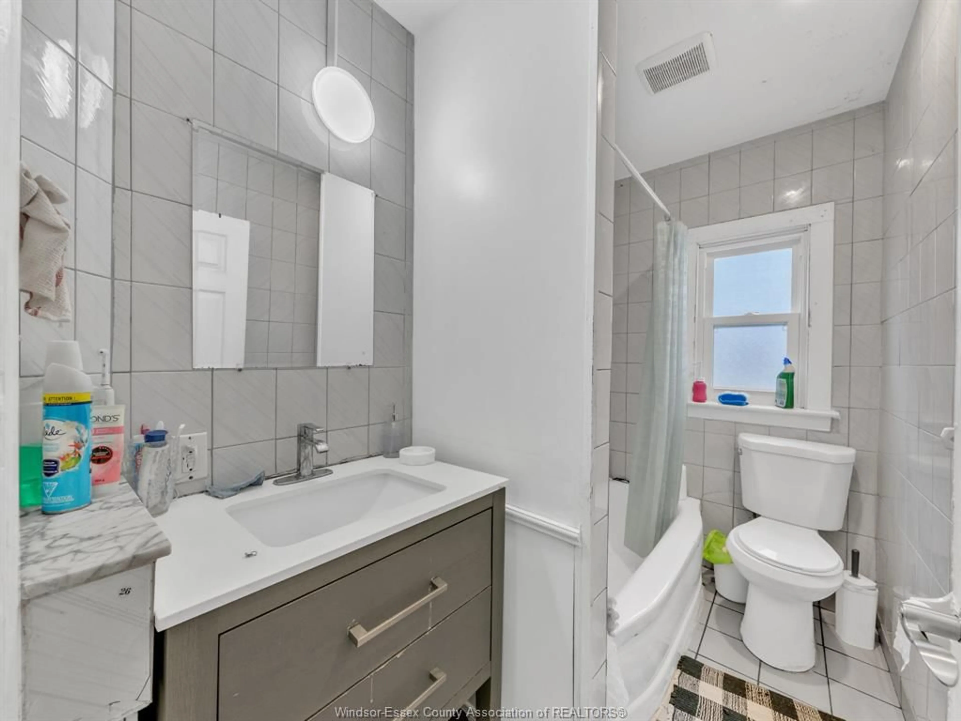 Standard bathroom, ceramic/tile floor for 417 BRIDGE, Windsor Ontario N9B 2M3