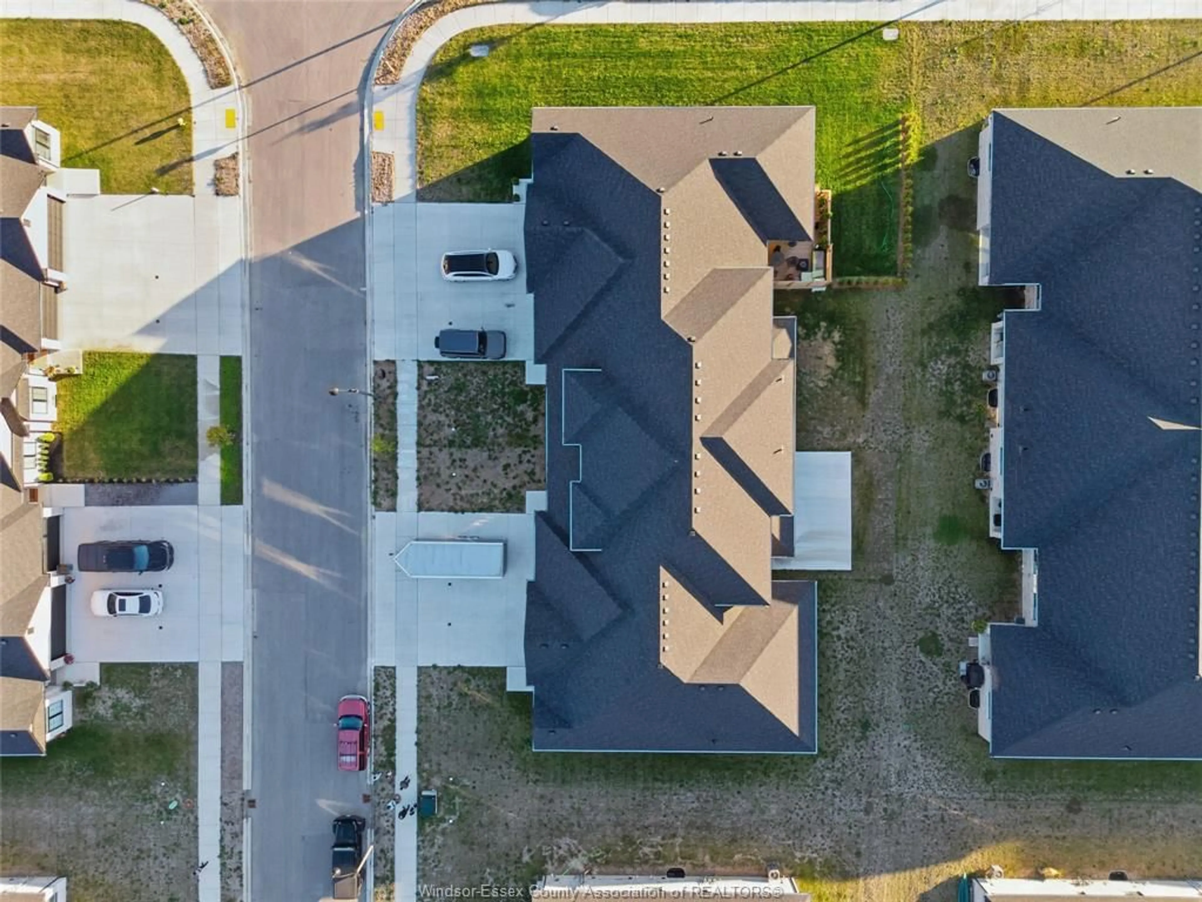 A pic from outside/outdoor area/front of a property/back of a property/a pic from drone, street for 511 WATER Rd, Amherstburg Ontario N9V 0H1