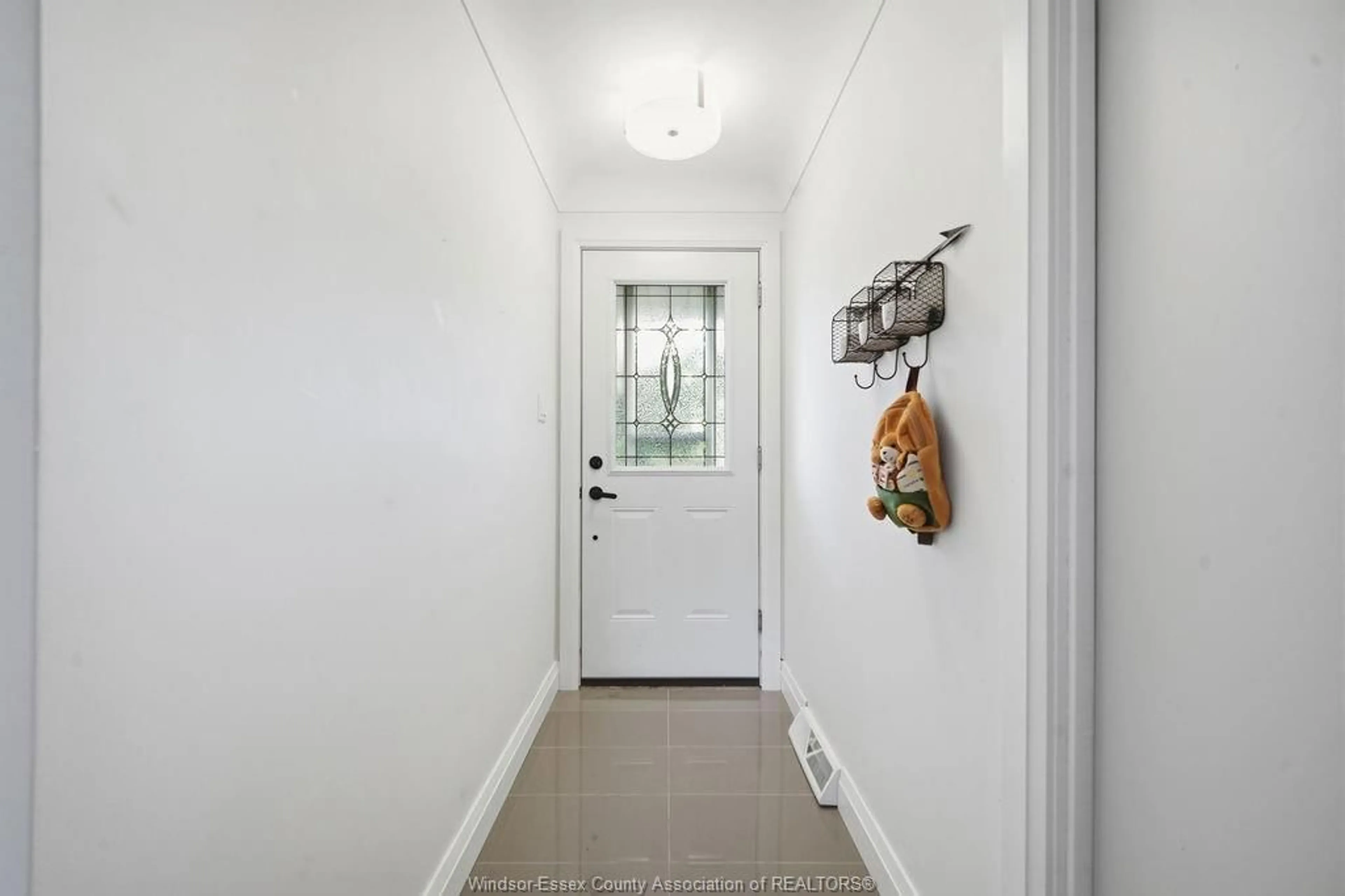 Indoor entryway for 3097 AVONDALE Ave, Windsor Ontario N9E 1X4